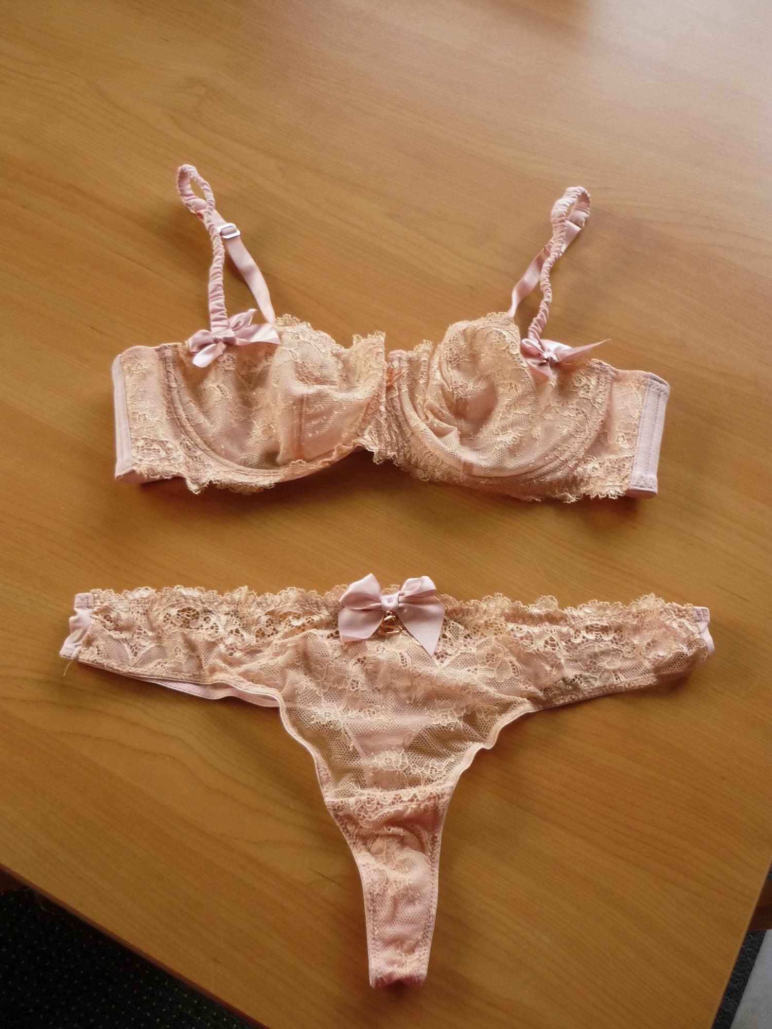 Lingerieset roze goudkleurige spikkels kanten BH beha en string satijnen strik
