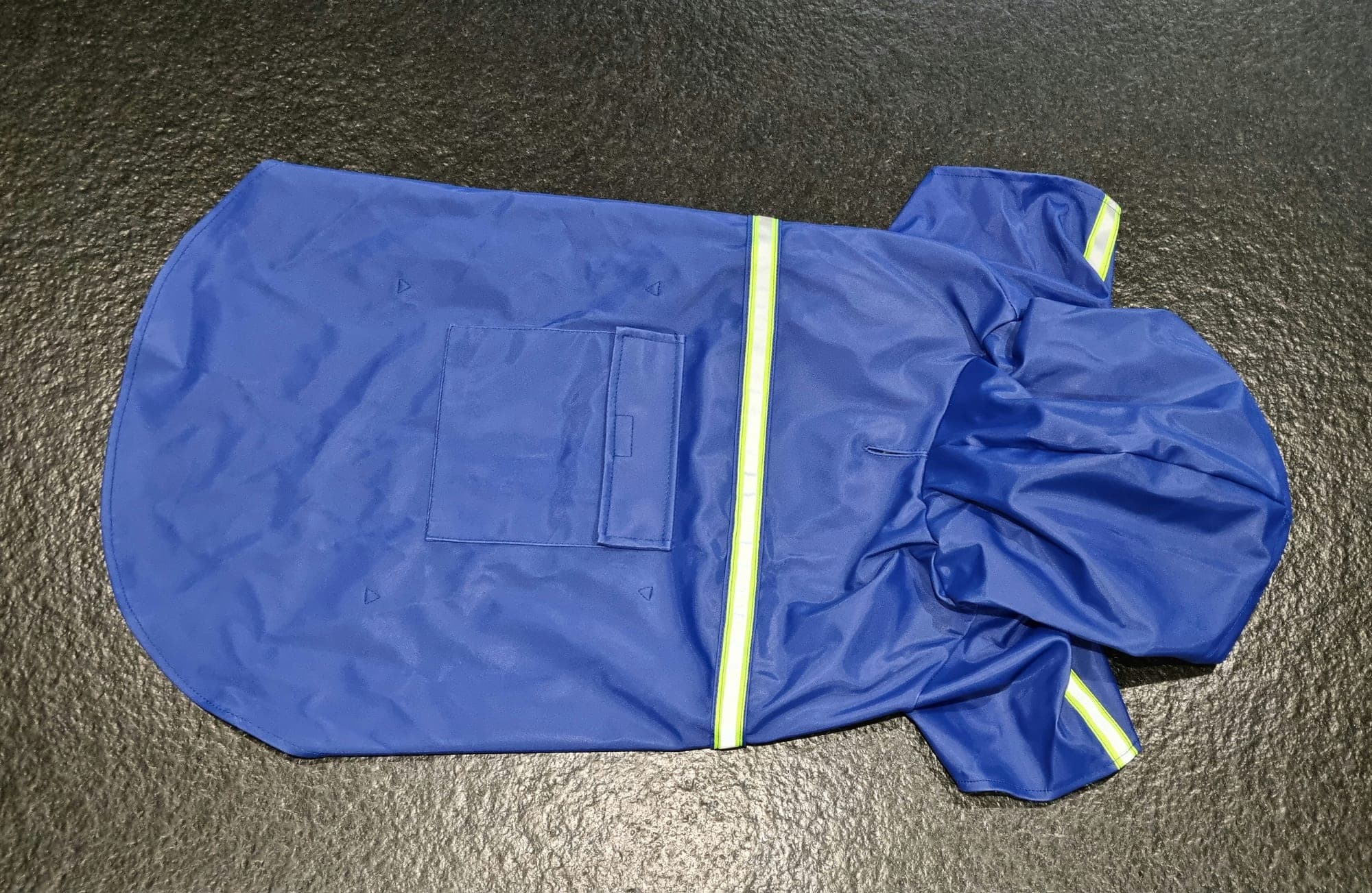 Blauw regenjasje voor je hond