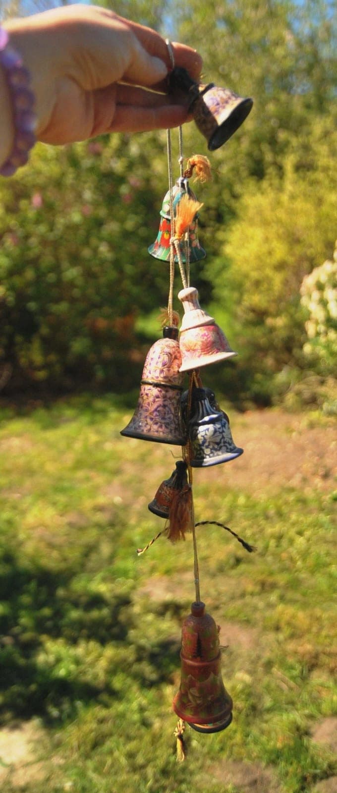 String met acht papier maché belletjes