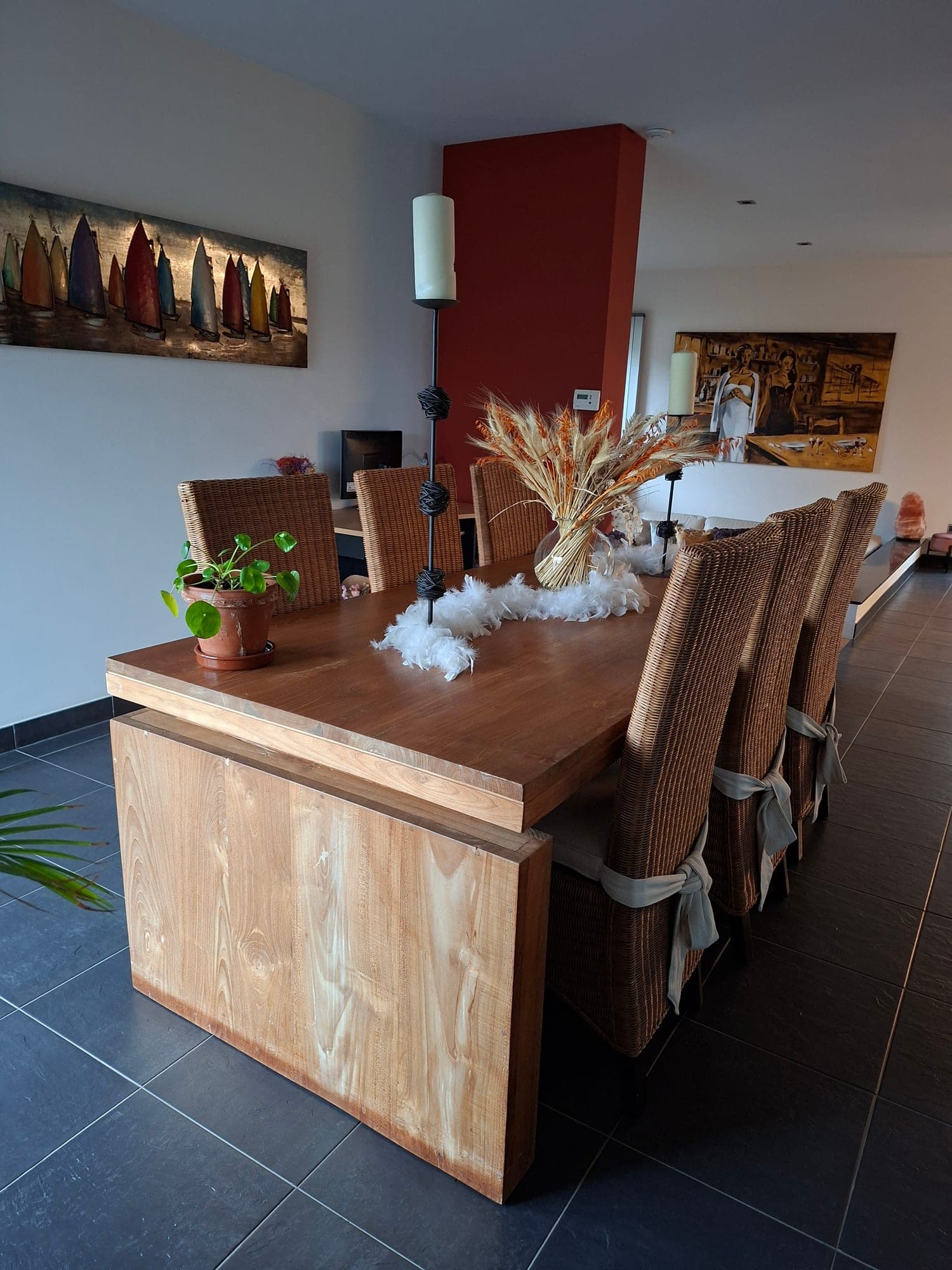 Unieke, robuuste houten eettafel – 6 stoelen gratis erbij