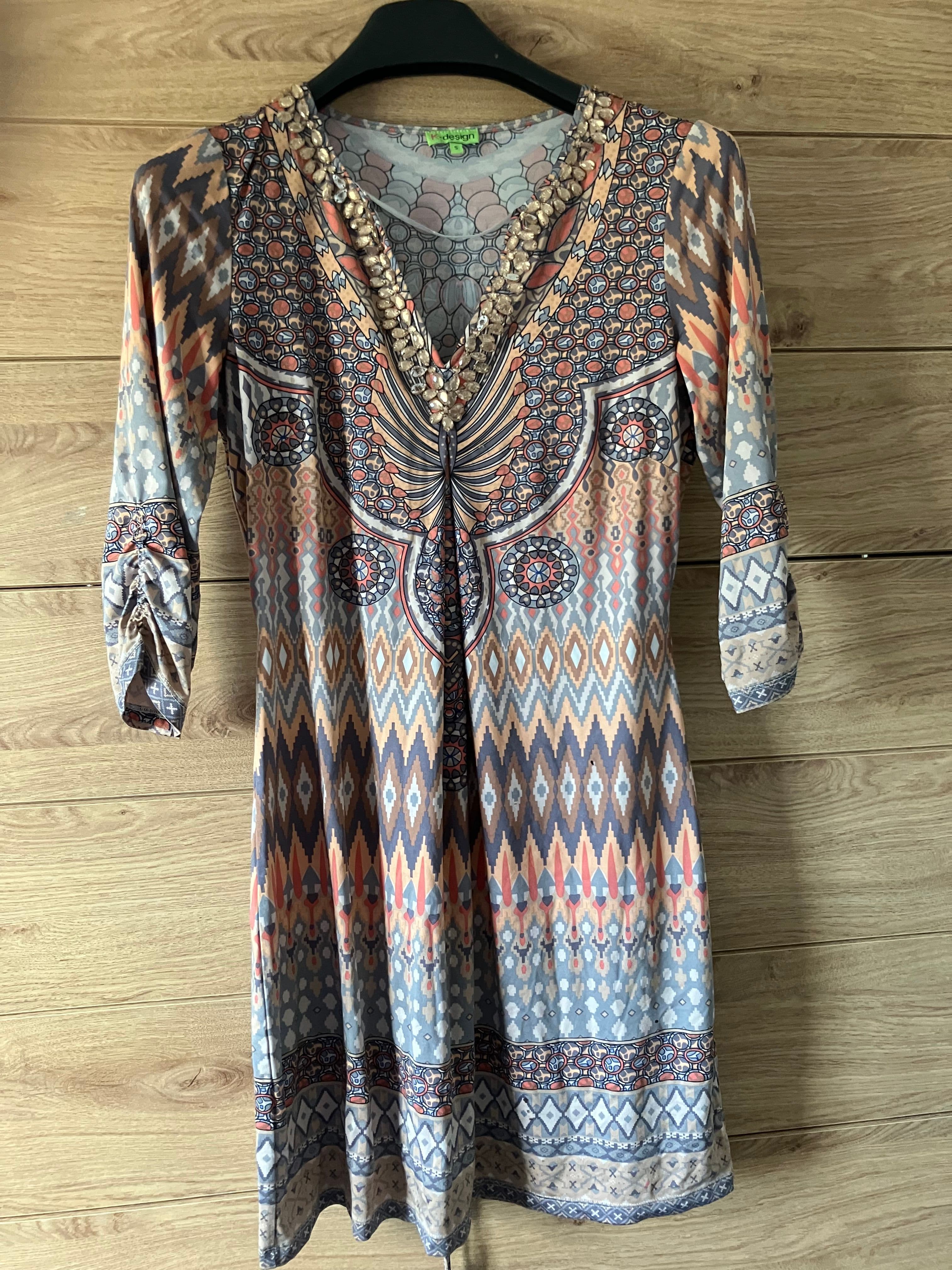 Bohemian jurk met etnische print en kralen details