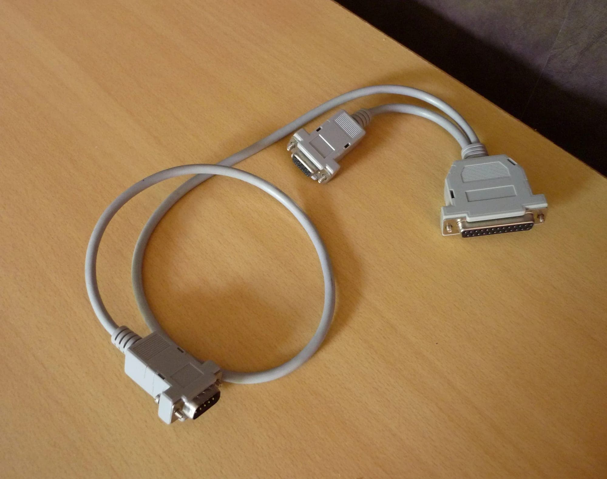 Grijze 9-pin Sub-D male van/naar 9-pin Sub-D female en 25-pin Sub D female kabel
