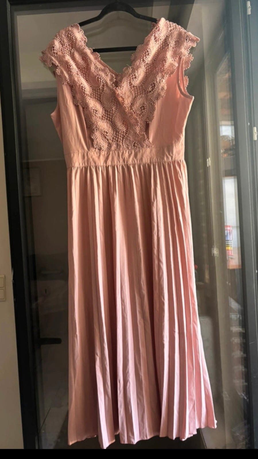 Roze plissé jurk met kant detail