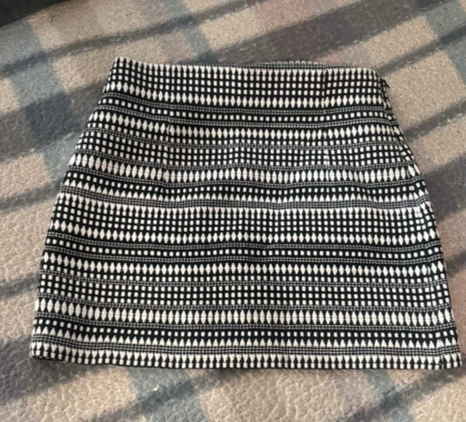 Zwart-witte mini  Zara rok met geometrisch patroon