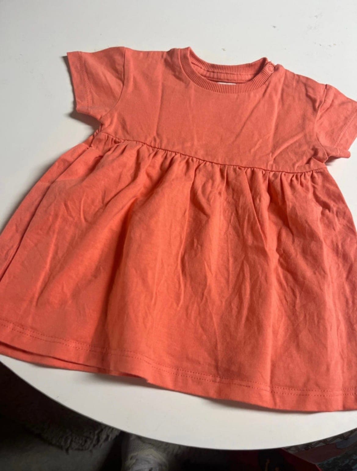 Petite robe corail rose à manches courtes
