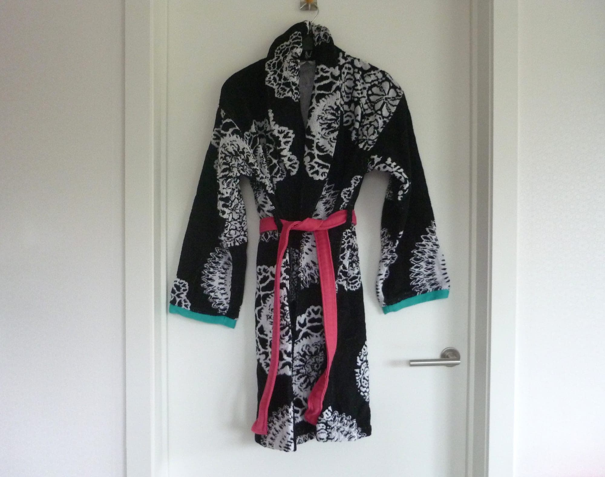 Zwart witte unisex badjas kimono van Desigual met roze en turquoise accenten M