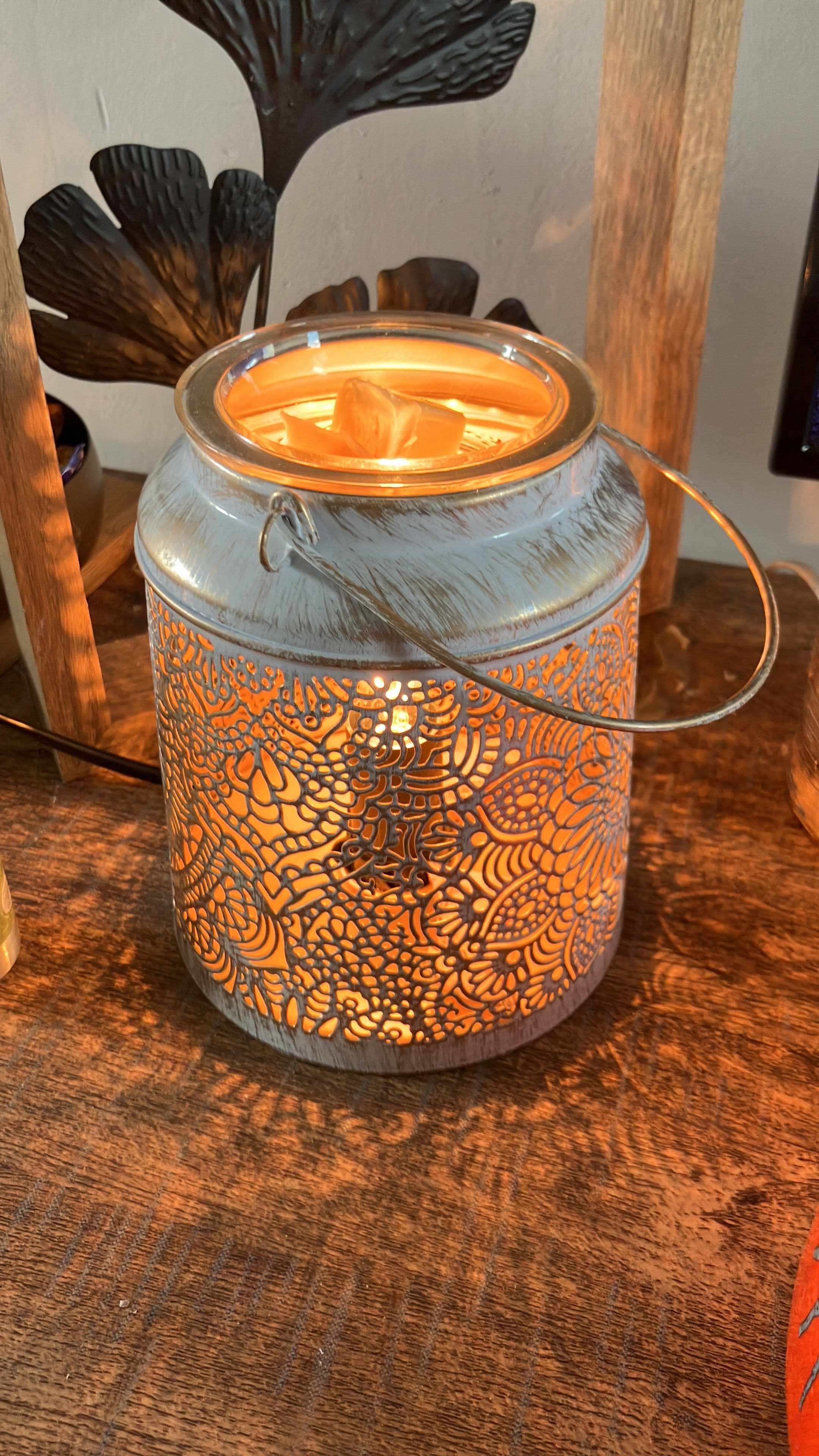 Decoratieve kaarshouder met etnisch patroon en oranje glas