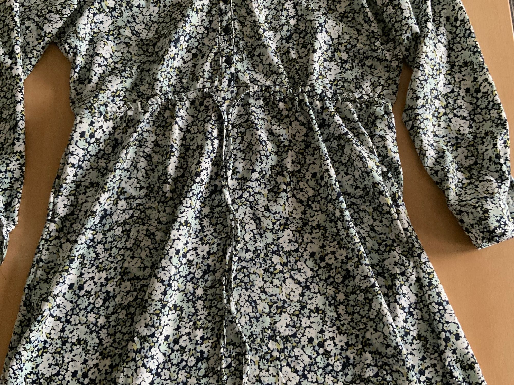 Zwart-witte bloemenprint jurk met lange mouwen