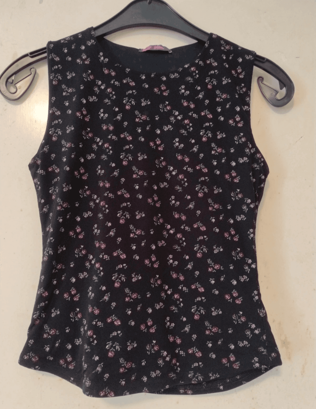 Mouwloos top met bloemmotief zwart en roze