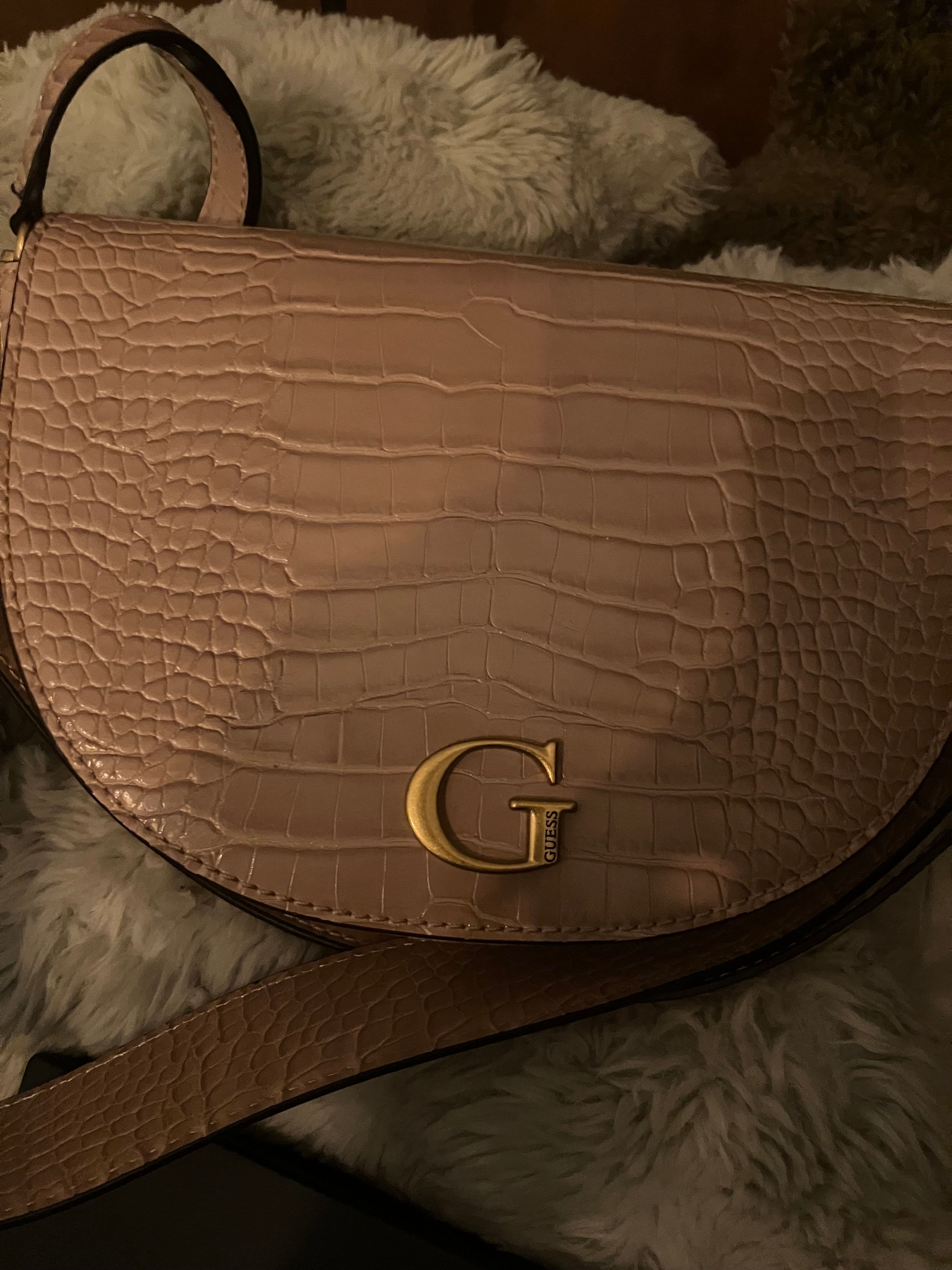GUESS crocodile print schoudertasje roze