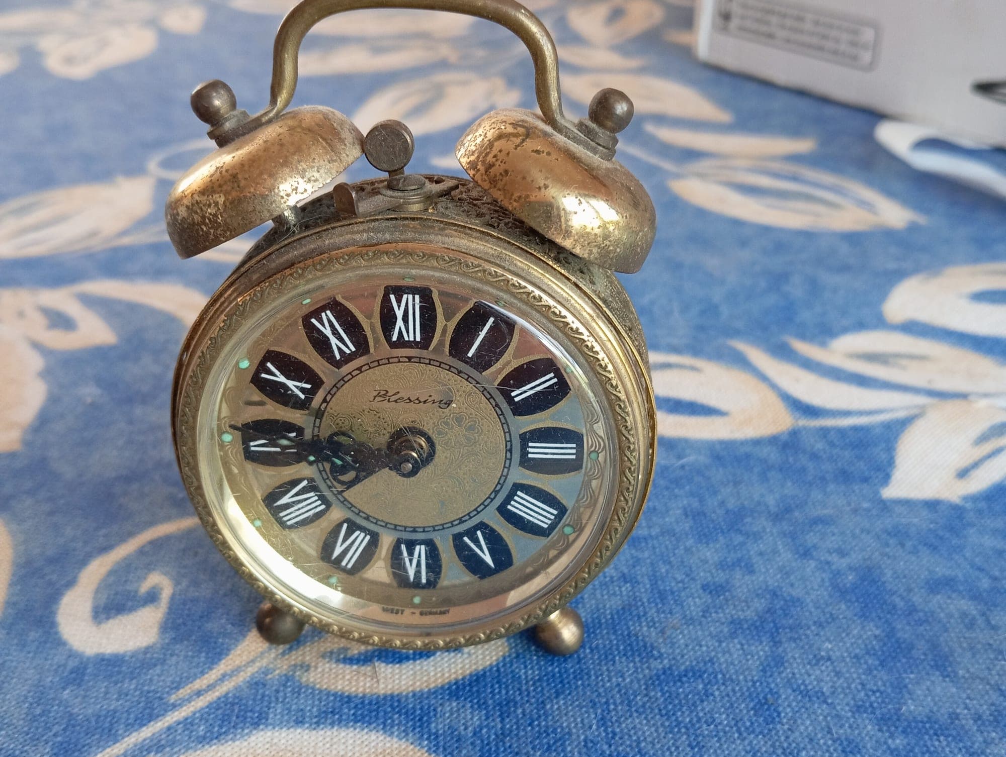 Vintage wekker met Romeinse cijfers en dubbele bellen