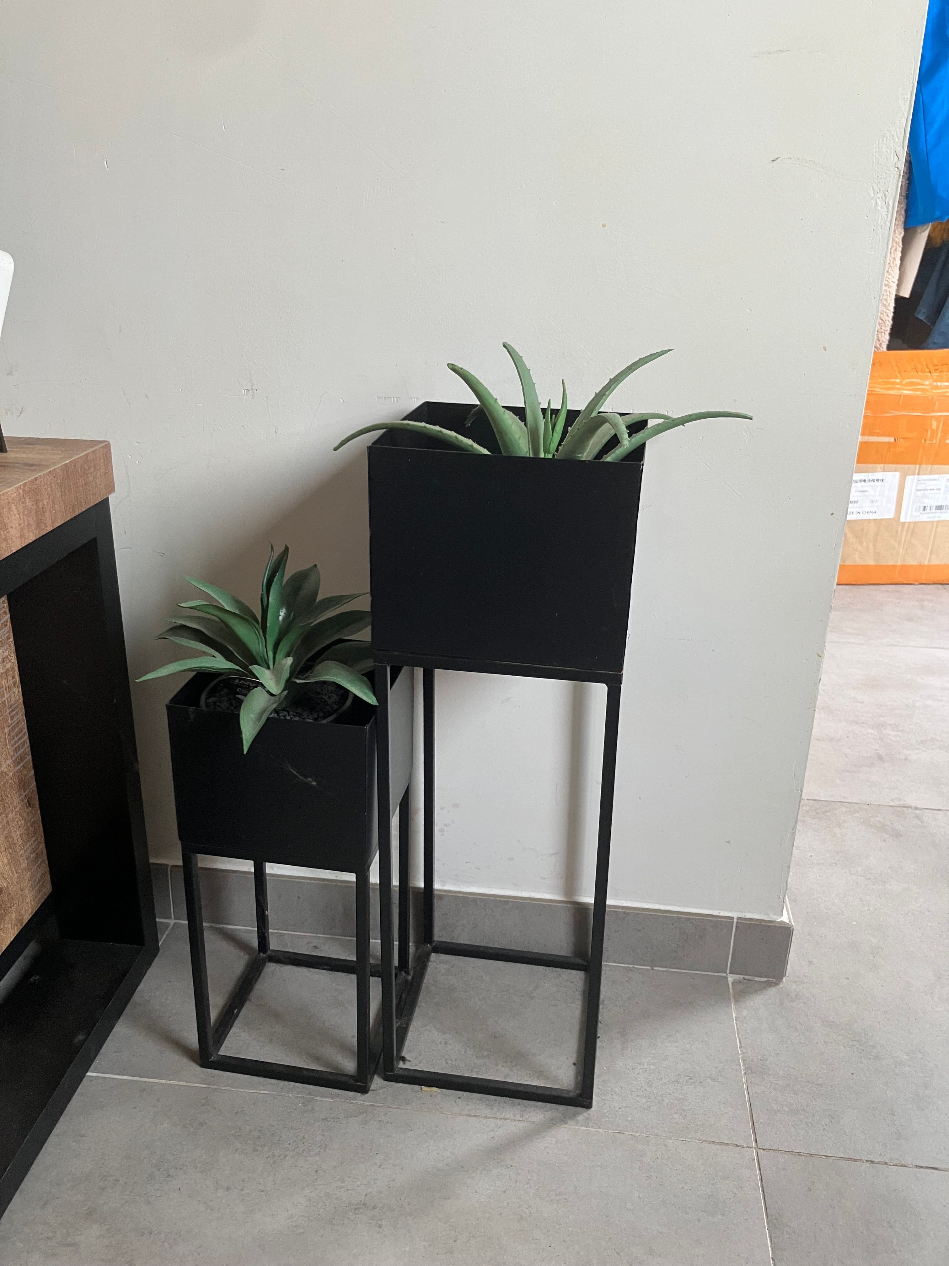 Set van 2 zwarte metalen plantenstanders met potten