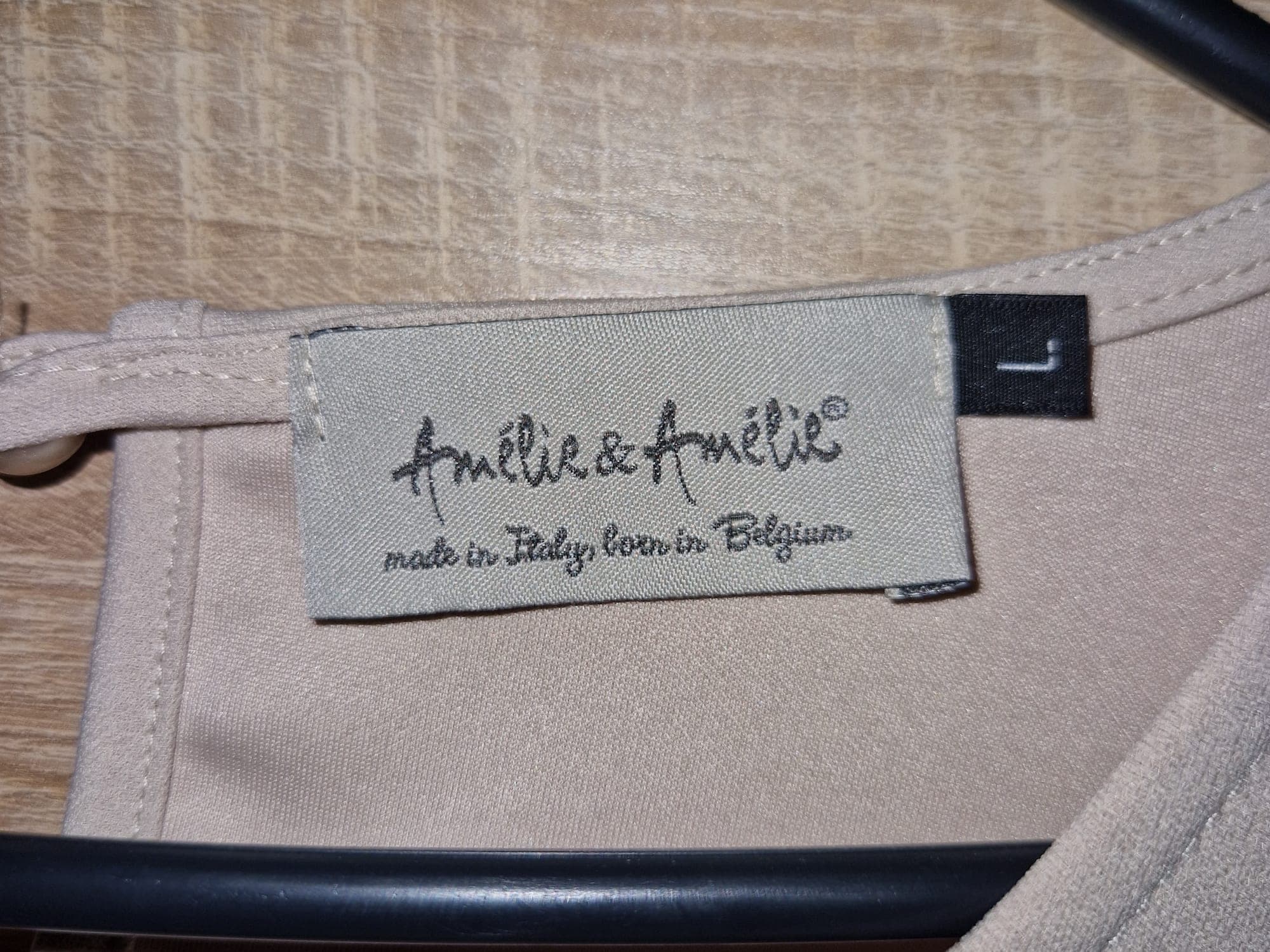Amelie & Amelie beige jurk met witte kanten manchetten