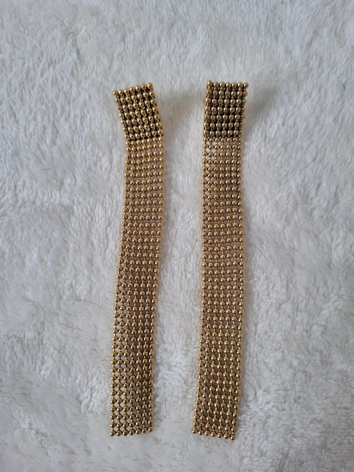 Mooie goudkleurige beaded statement oorbellen van Finaste met een fijn kralendes