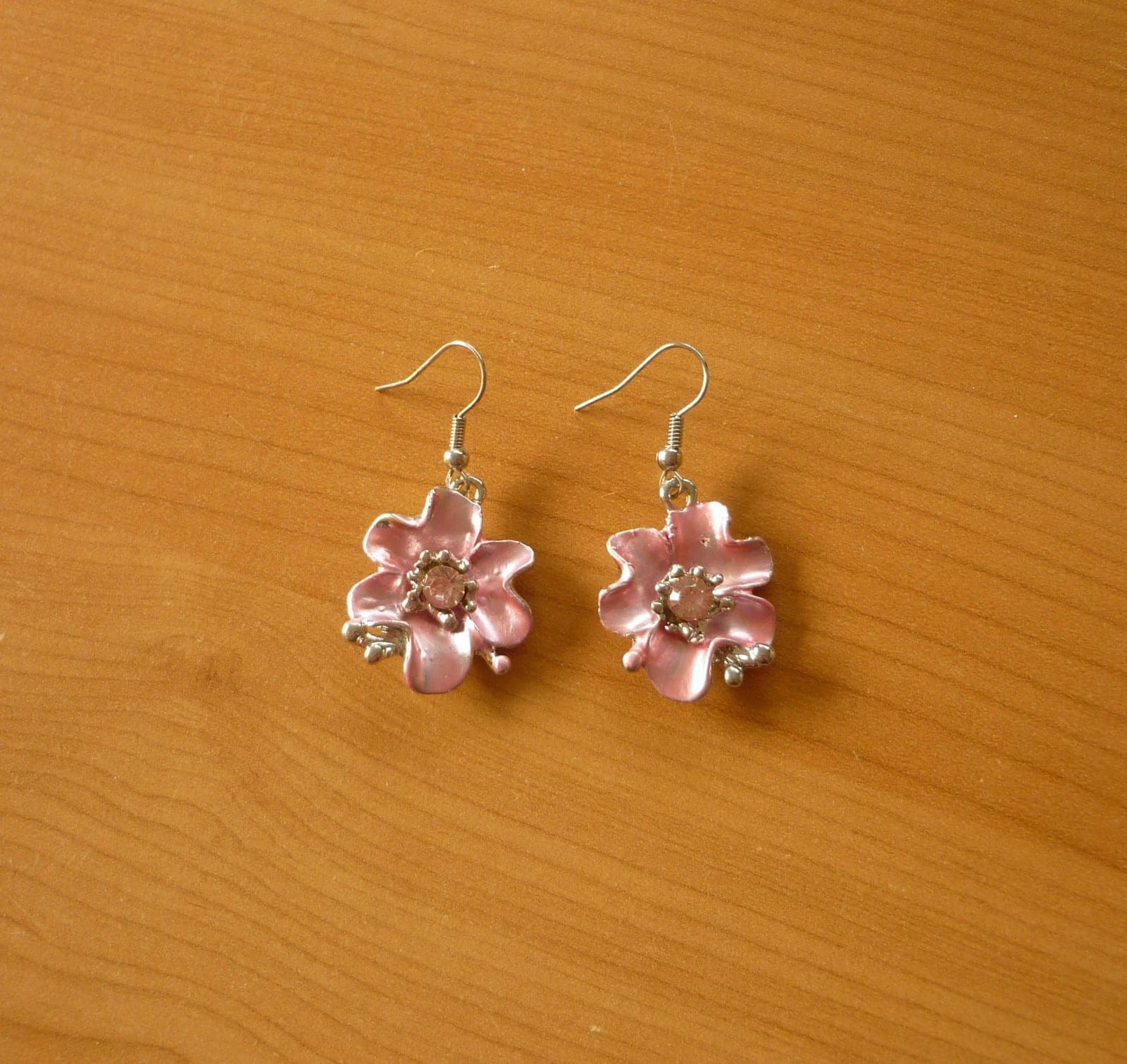 Zilverkleurige oorbellen met roze bloem strass hanger