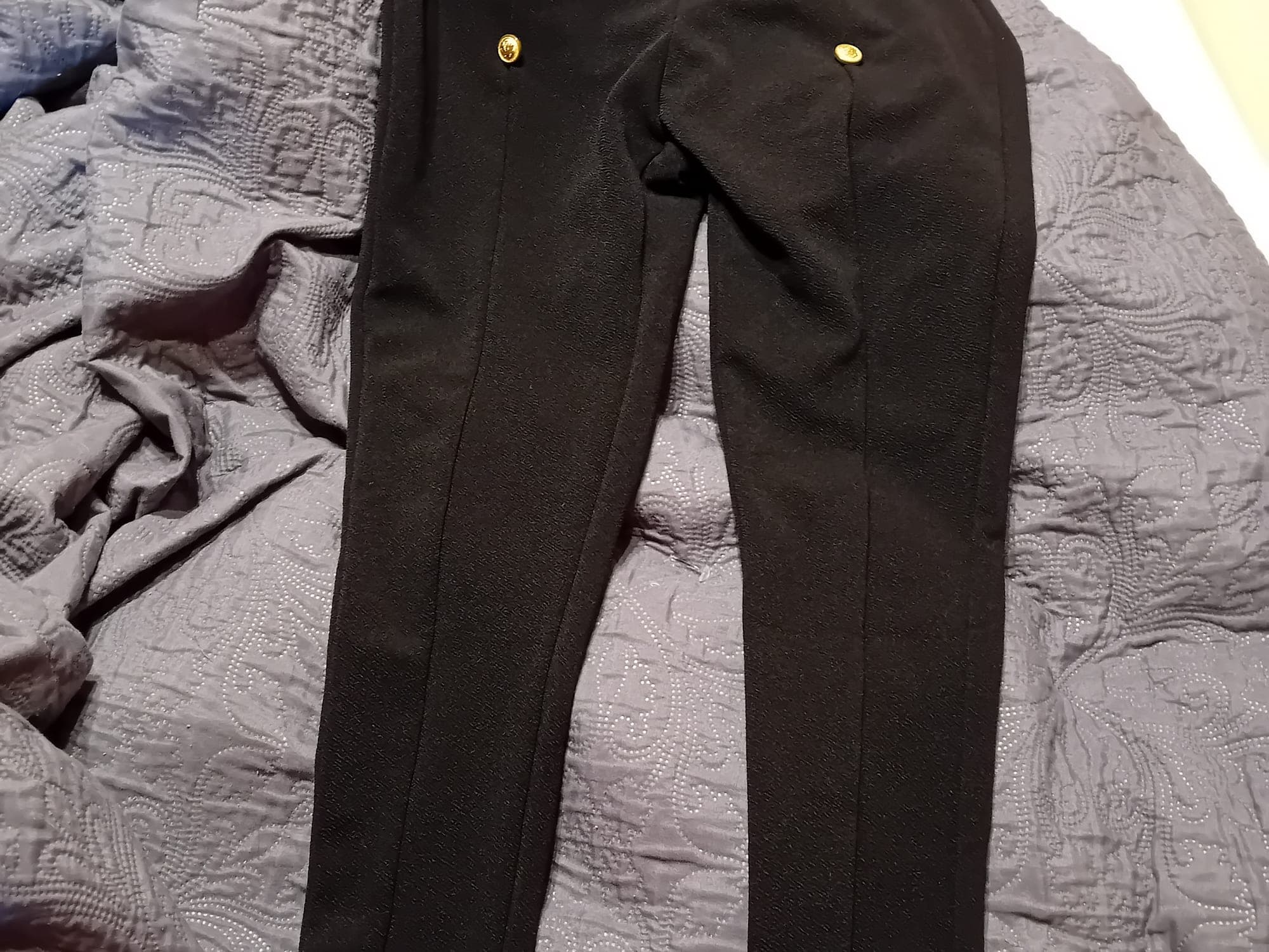 Zwarte broek met gouden knopen