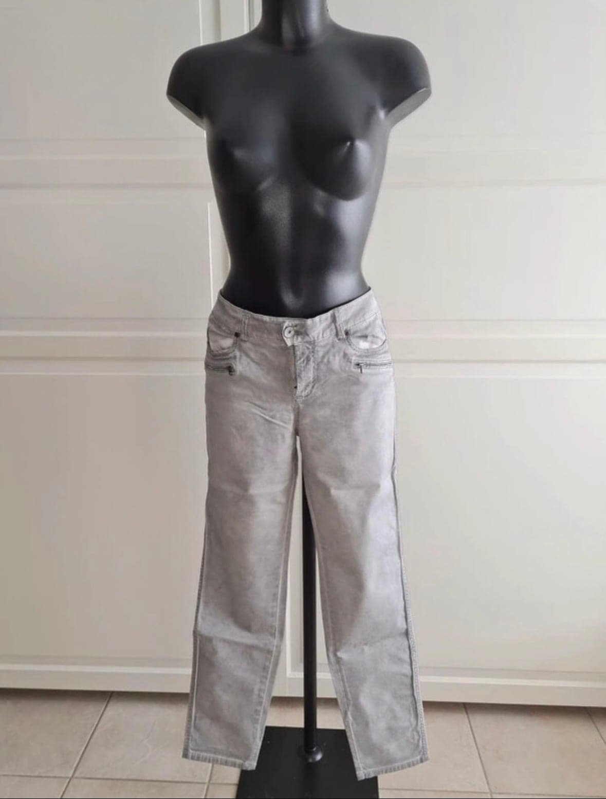 Jean gris/rose avec jambes larges et poches zippées