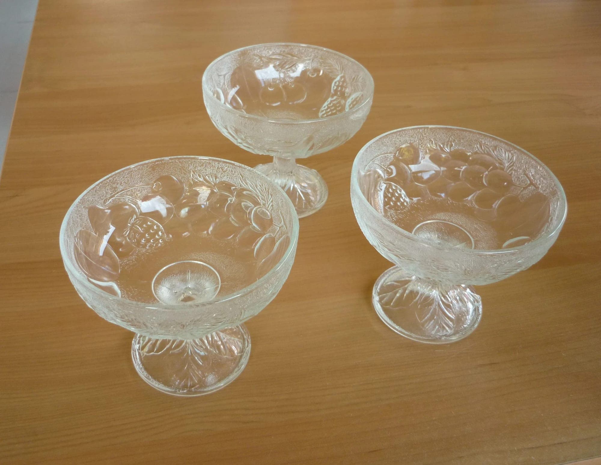 Set van 5 ronde glazen kommen met voet ijscoupes met fruitmotief