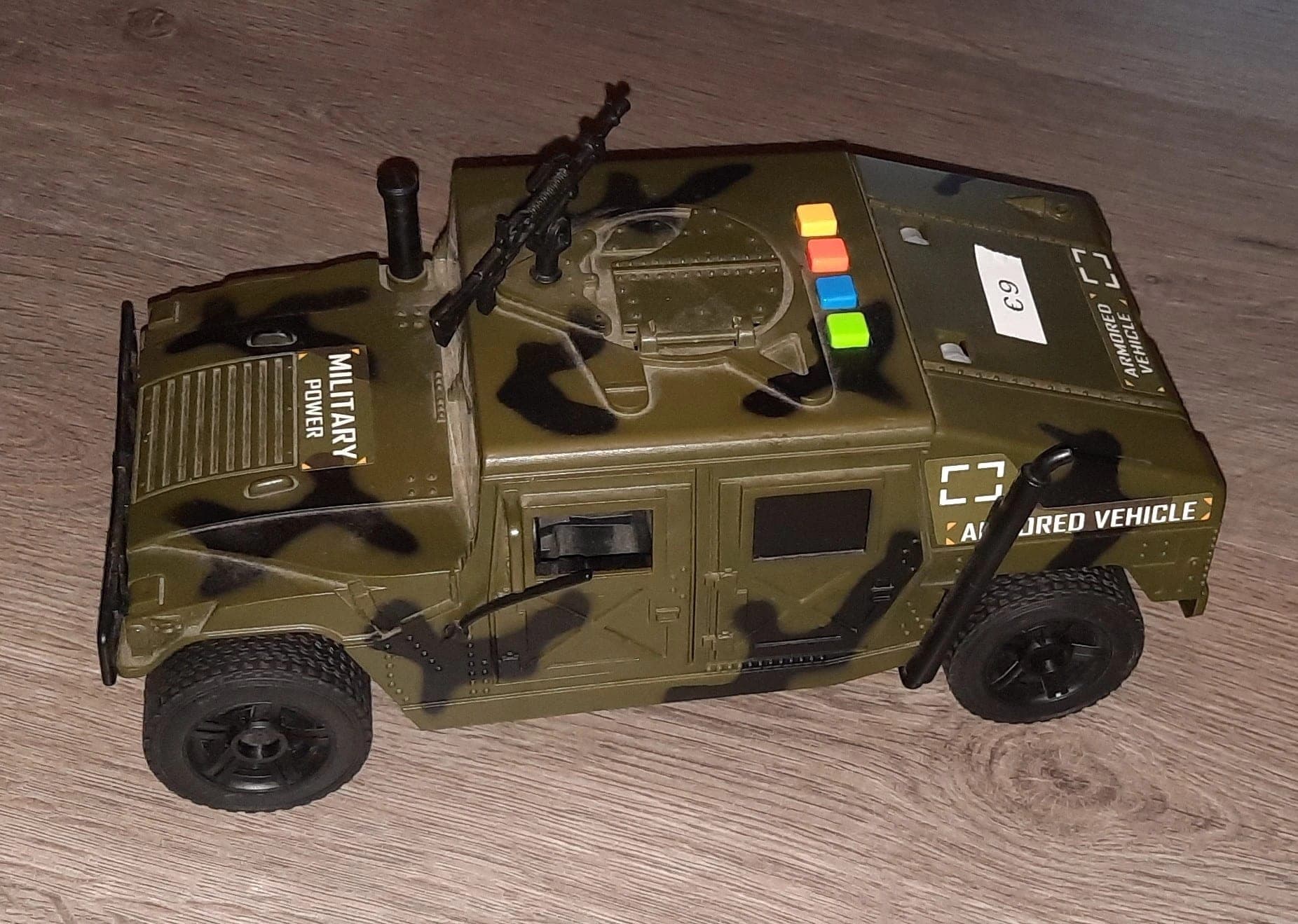 Militaire speelgoedauto met geluid