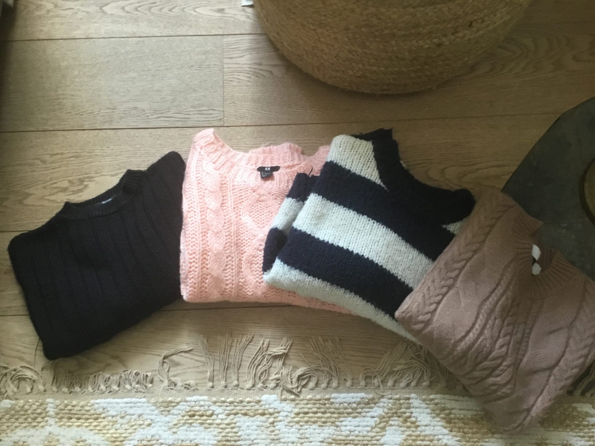 Lot van 4 truien: zwart, roze, gestreept & beige