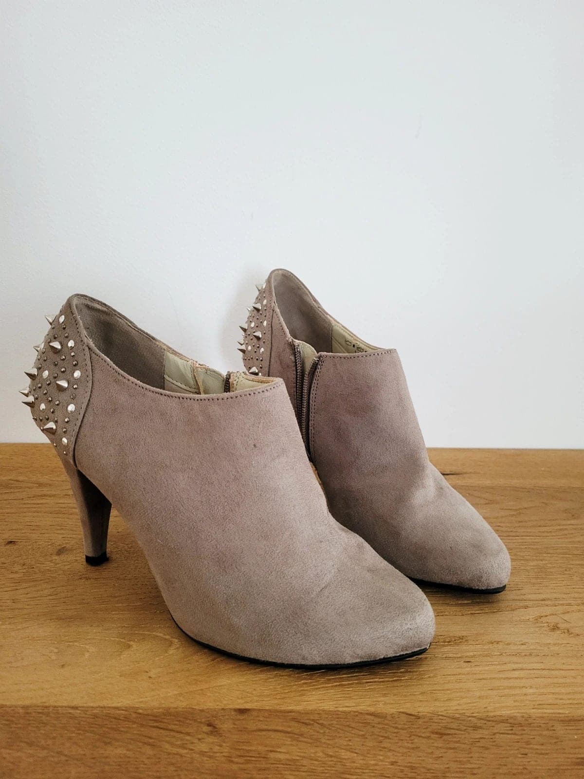 Graceland enkellaarsjes taupe met studs maat 40