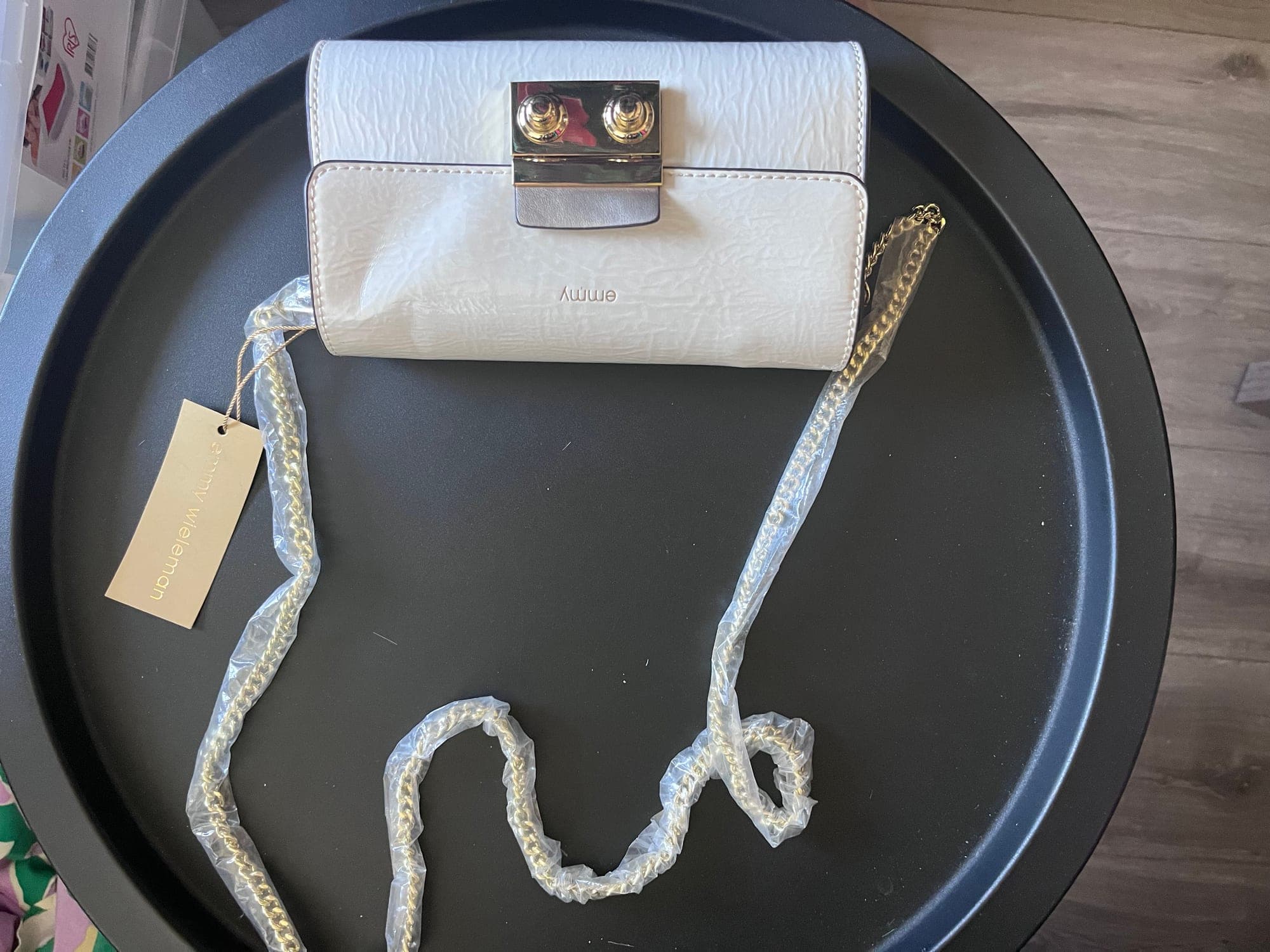 Emmy Wileleman witte clutch met gouden sluiting en kettingdrager