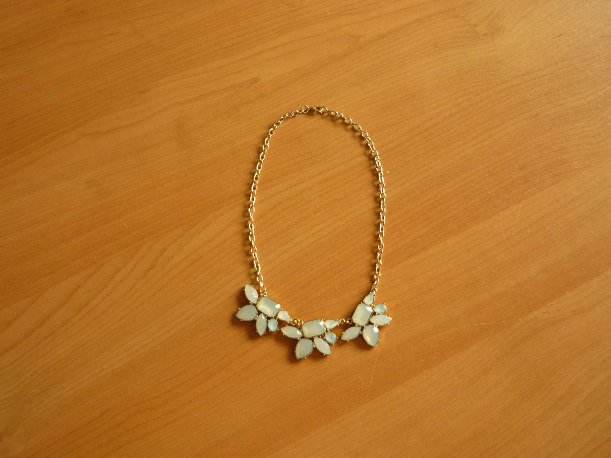Lichtgoudkleurige ketting met lichtblauwe strassstenen