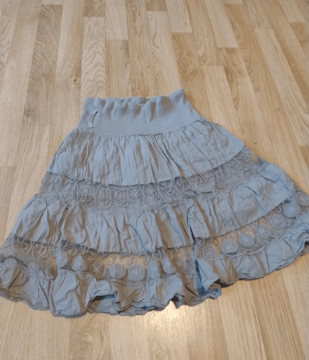Kort grijs mousseline rokje met volants en kantkanten details