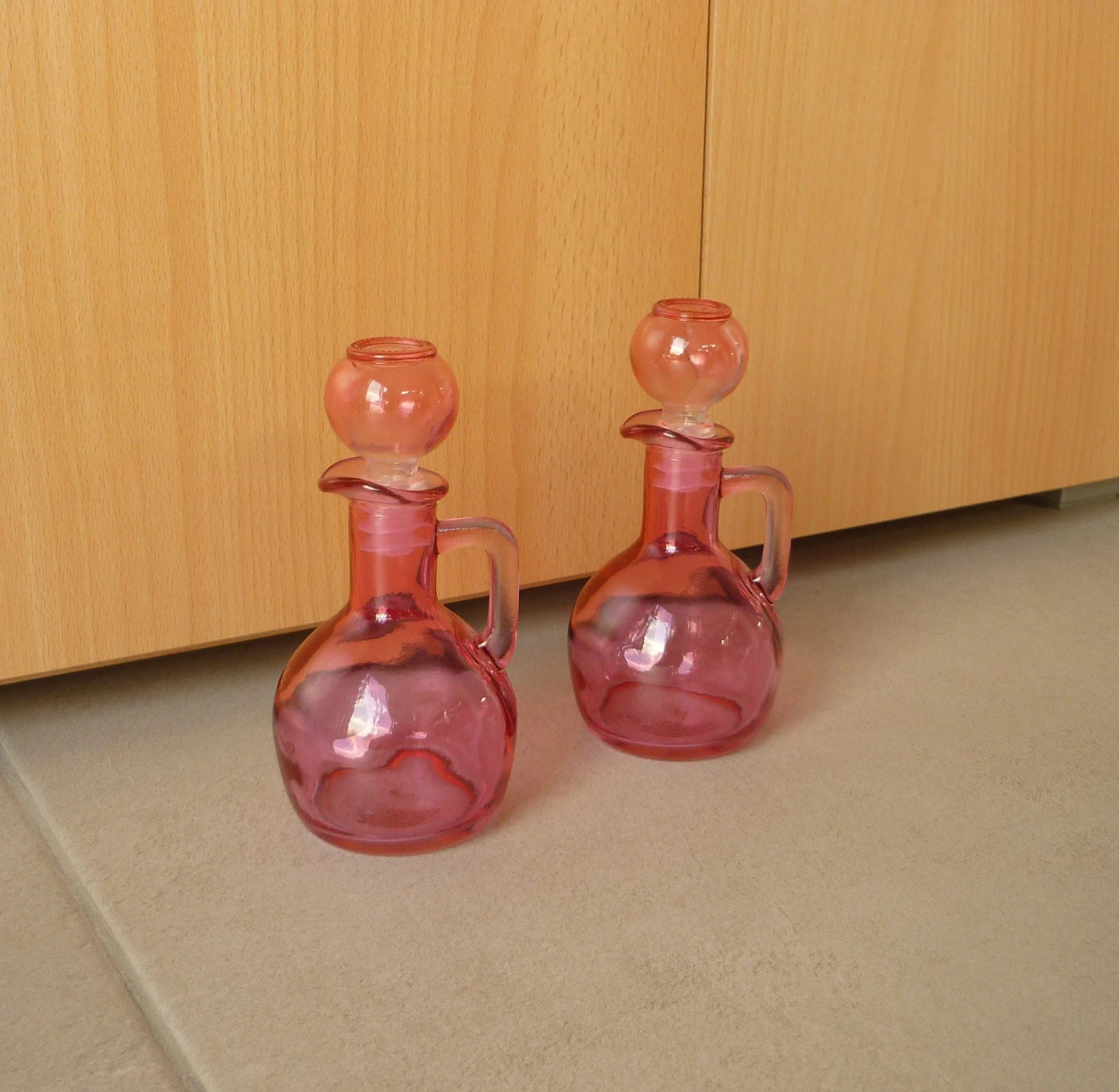 Set van 2 fuchsia roze transparante glazen karaf kruik fles