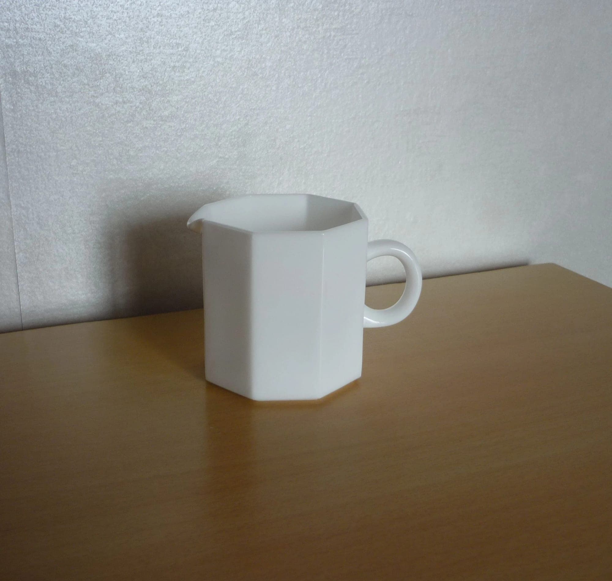 Witte arcopal melkglas kannetje