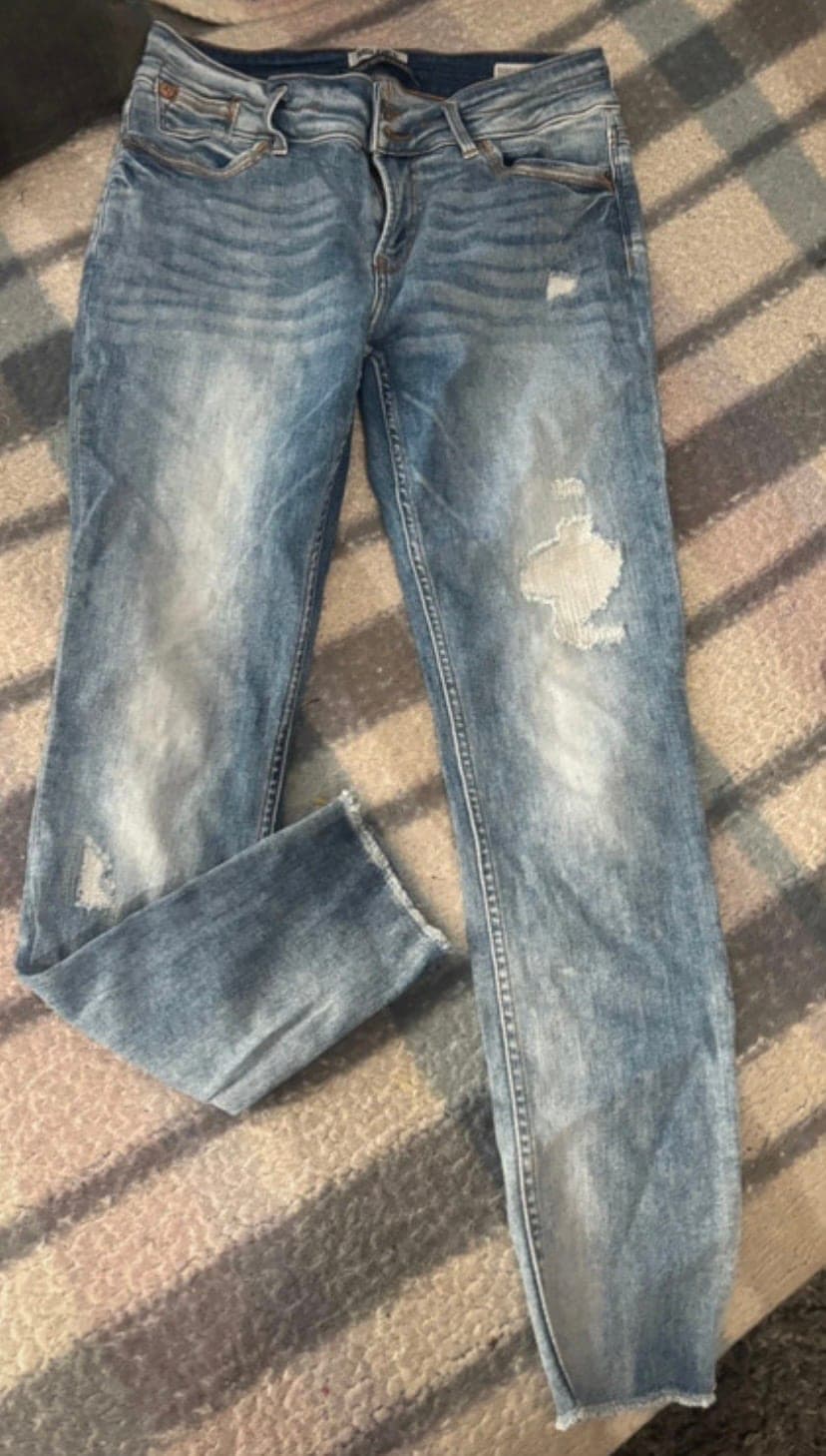 Ripped jeans met distressed details