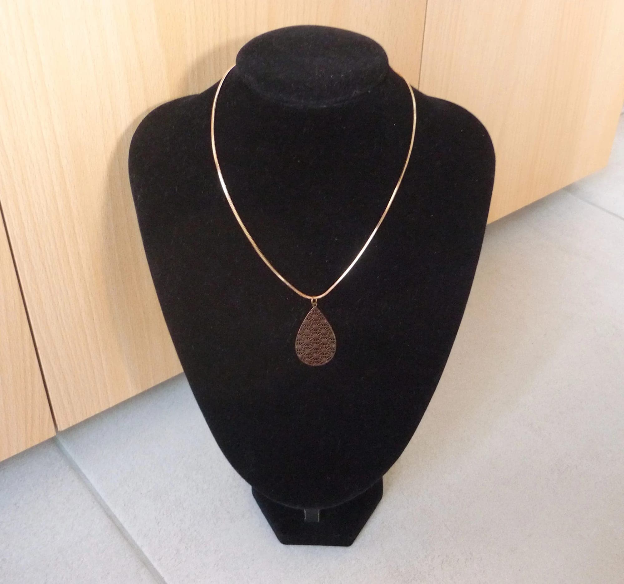 Rozegoudkleurige ketting met vlakke druppel hanger
