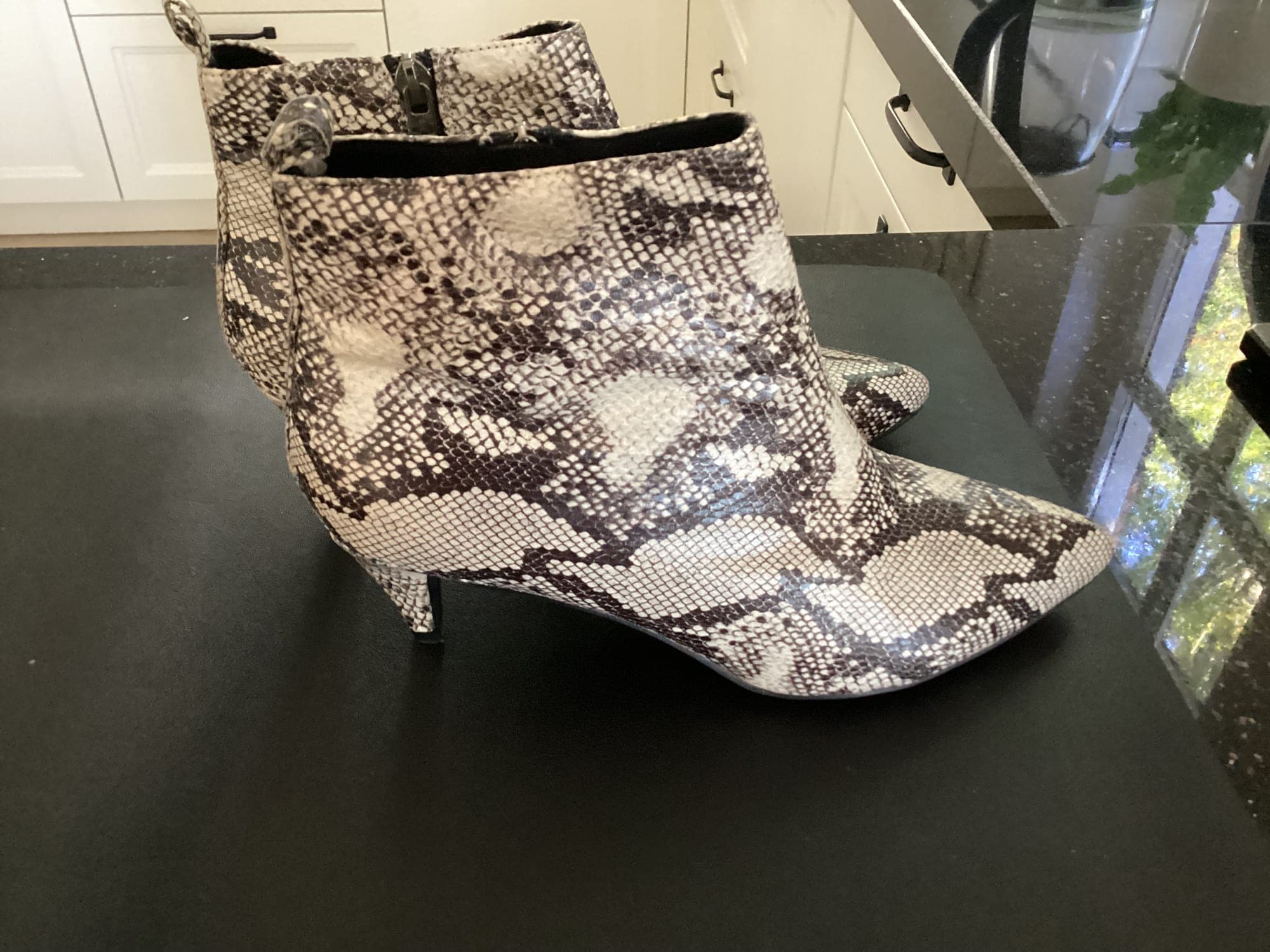 Slangenhuid ankle boots met kitten heel
