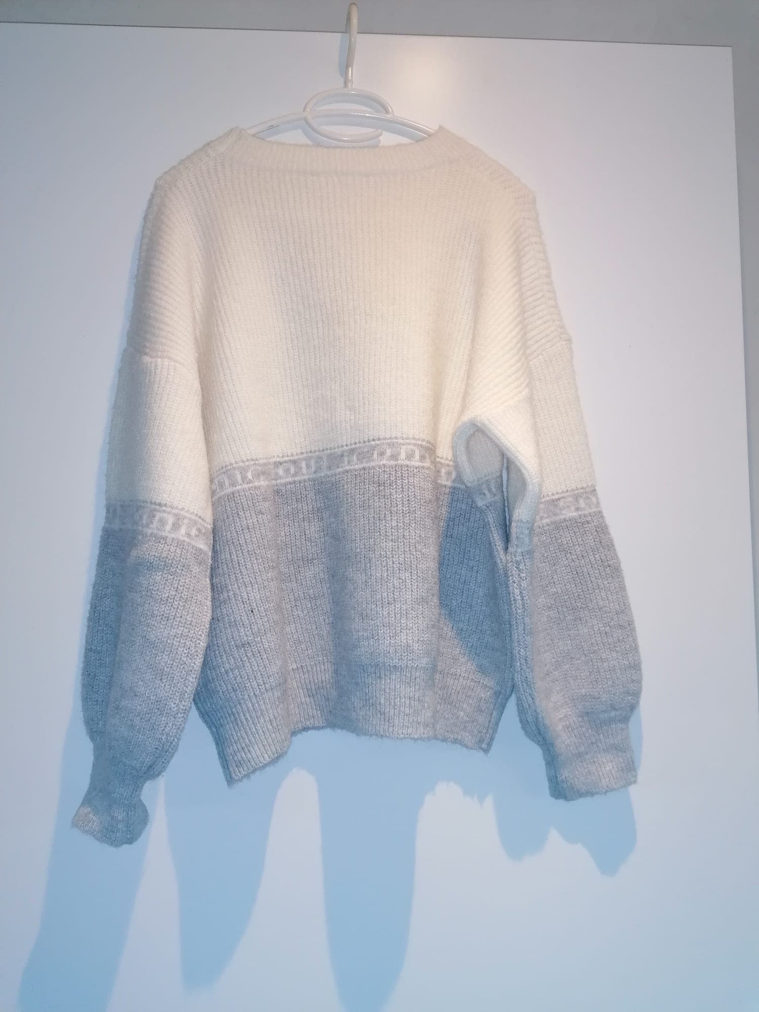 Witte en grijze gebreide trui/sweater met contrasterende mouwen