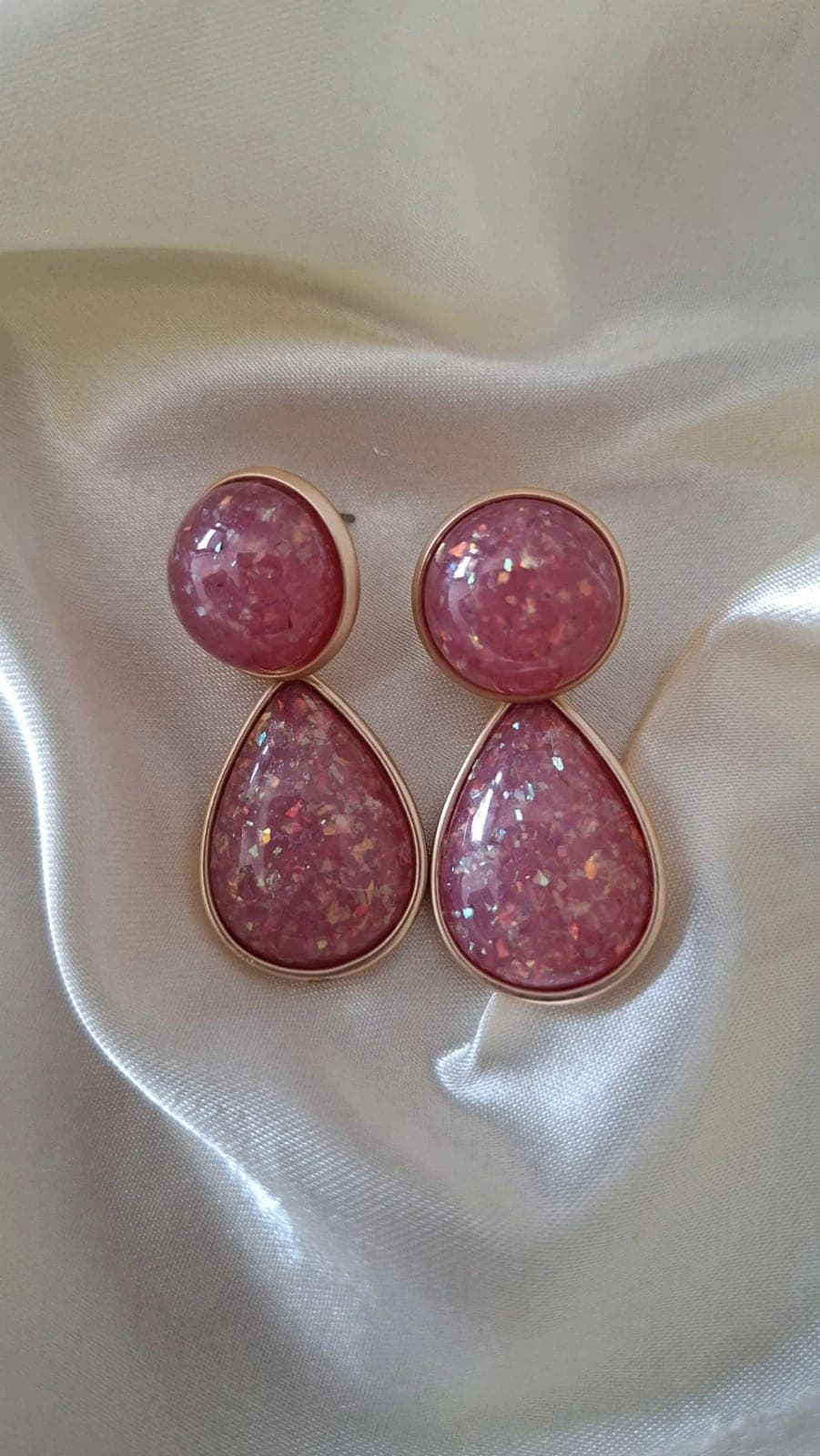 Elegante oorstekers Les Cordes goud met roze steentjes