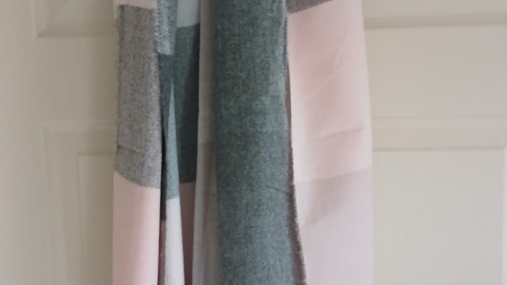 Gestreepte sjaal grijs-roze met franjes