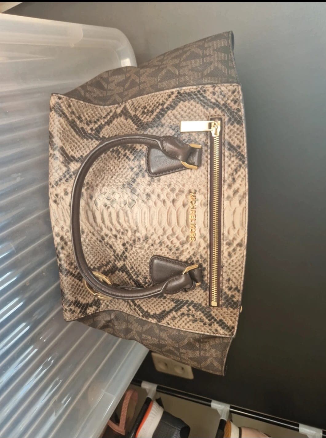 Slangenleer handtas met goudkleurige accenten