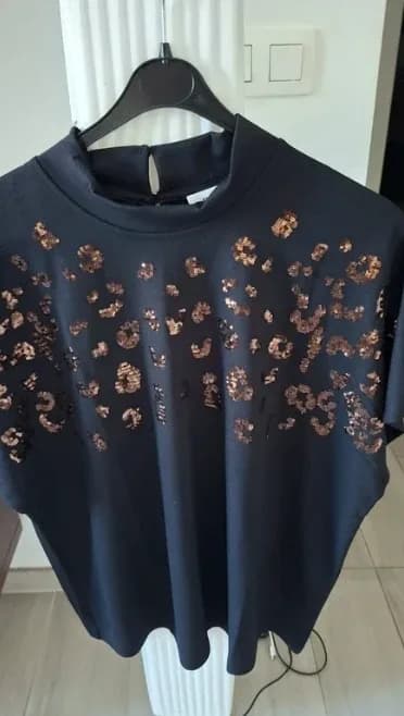 Zwart T-shirt met koperkleurige luipaardprint