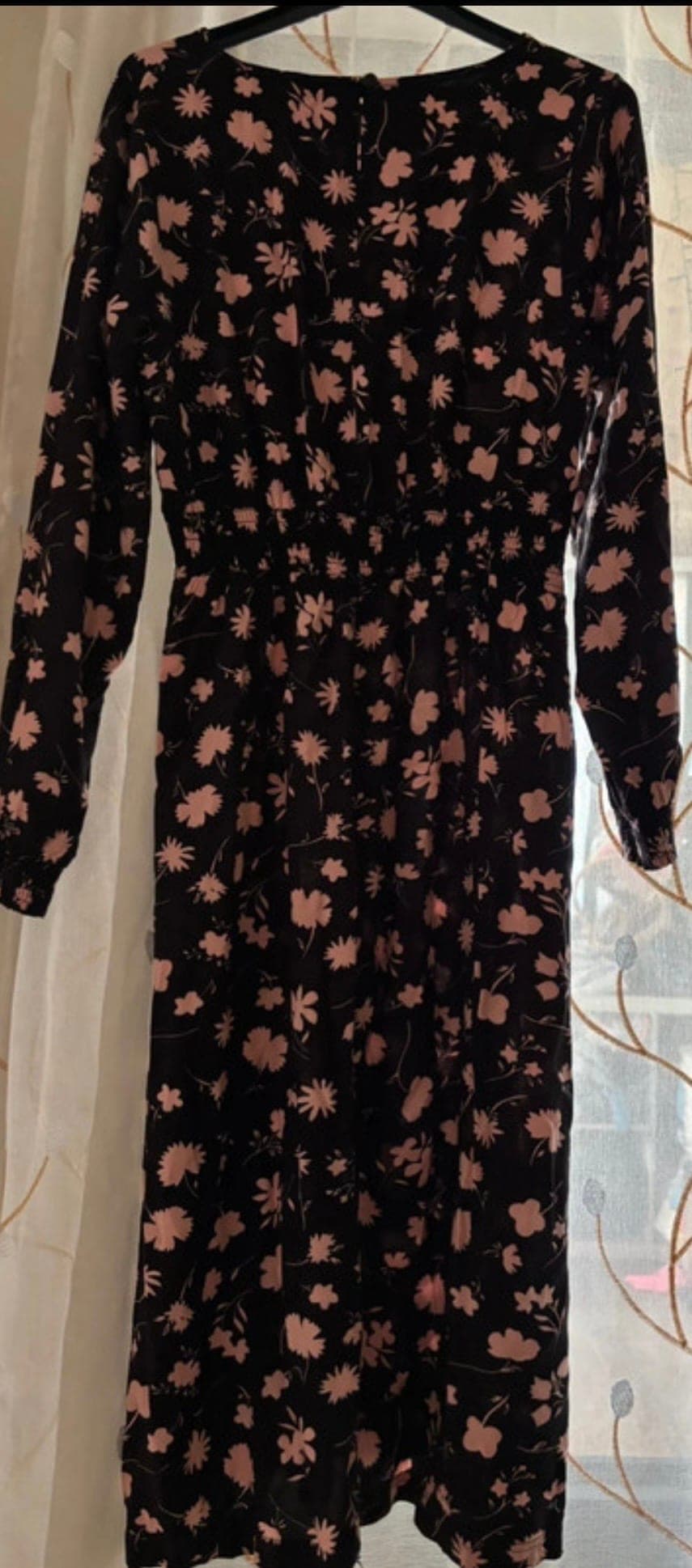Zwarte jurk met roze bloemenprint en lange mouwen