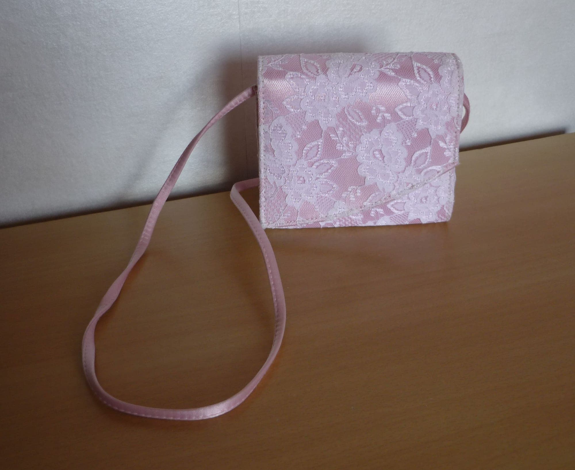 Roze stevig schoudertasje handtas clutch met witte kant