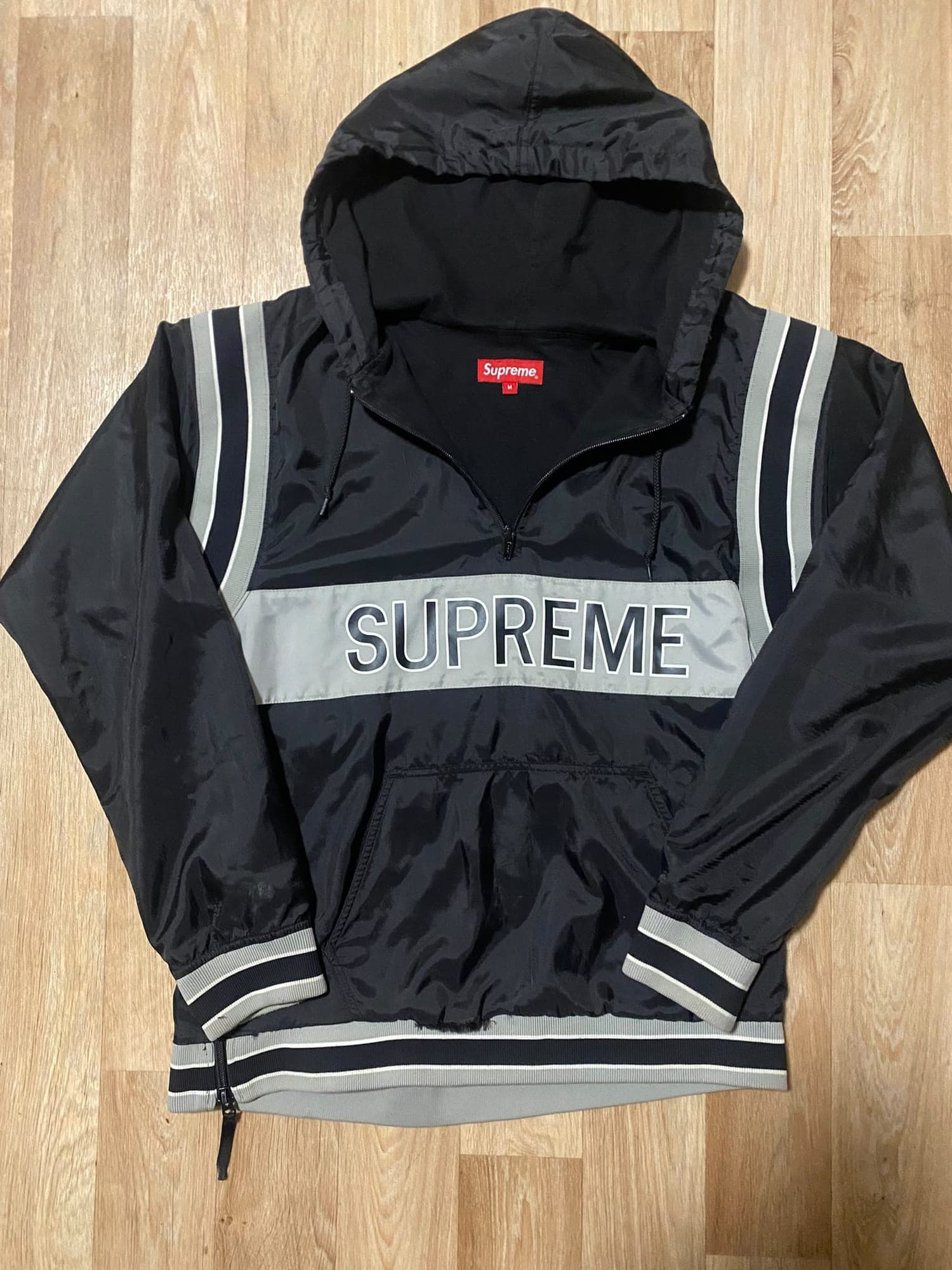 Supreme windbreaker jas zwart met reflecterende strepen