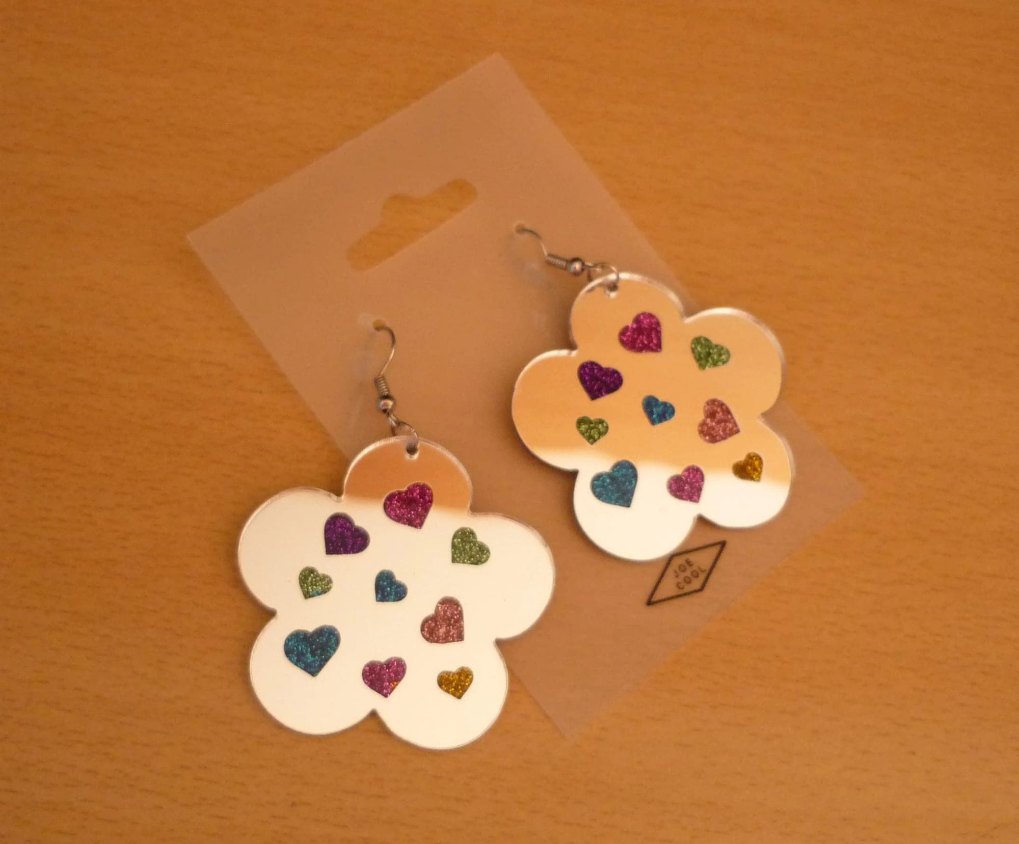 Grote spiegel bloem oorbellen met glitter harten