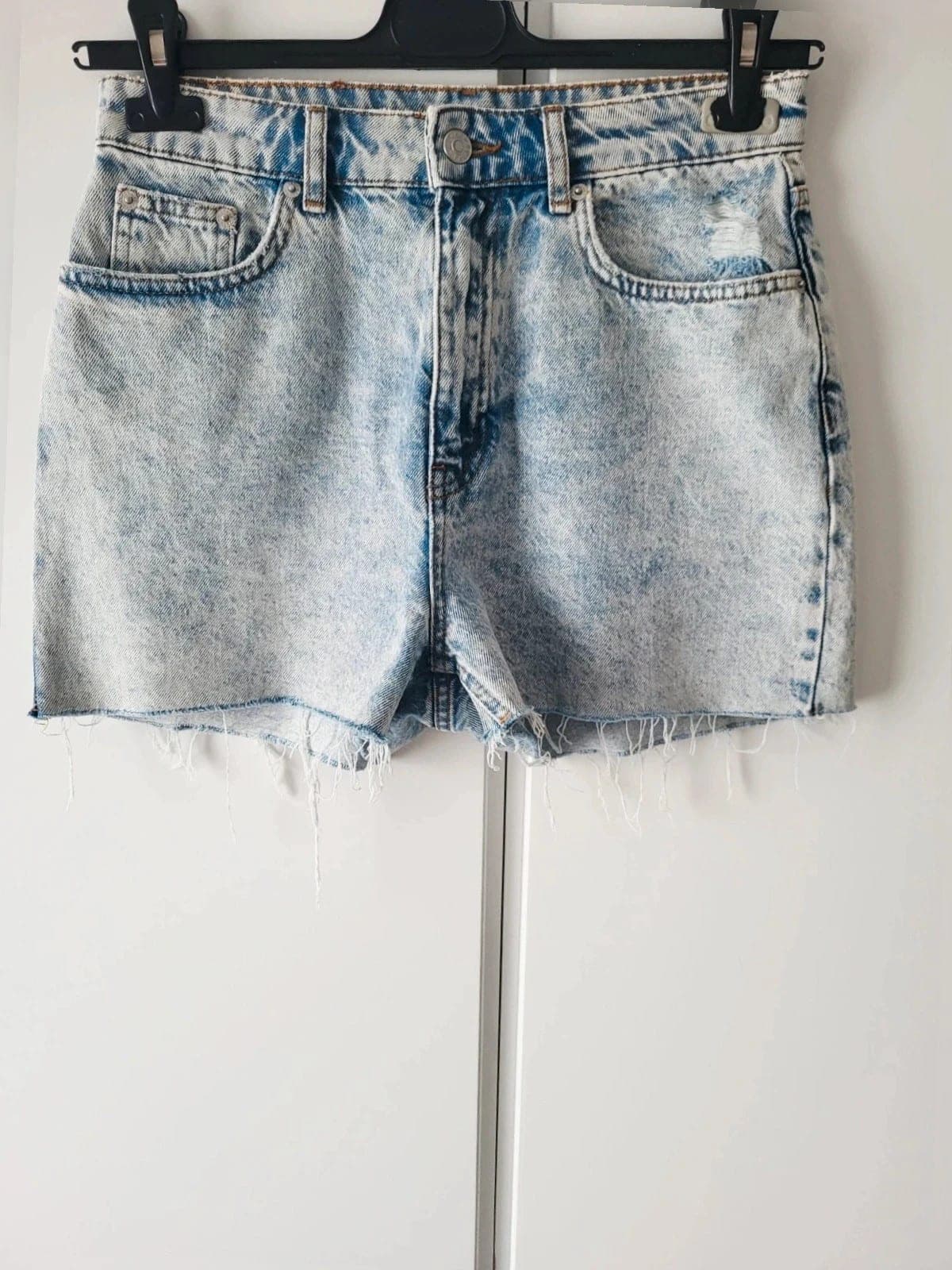 NA-KD denim short high waist | destroyed | Maat s | lichtblauw