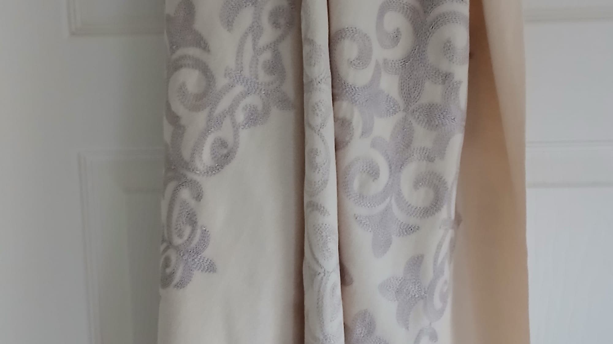 Crème sjaal met grijs ornament patroon