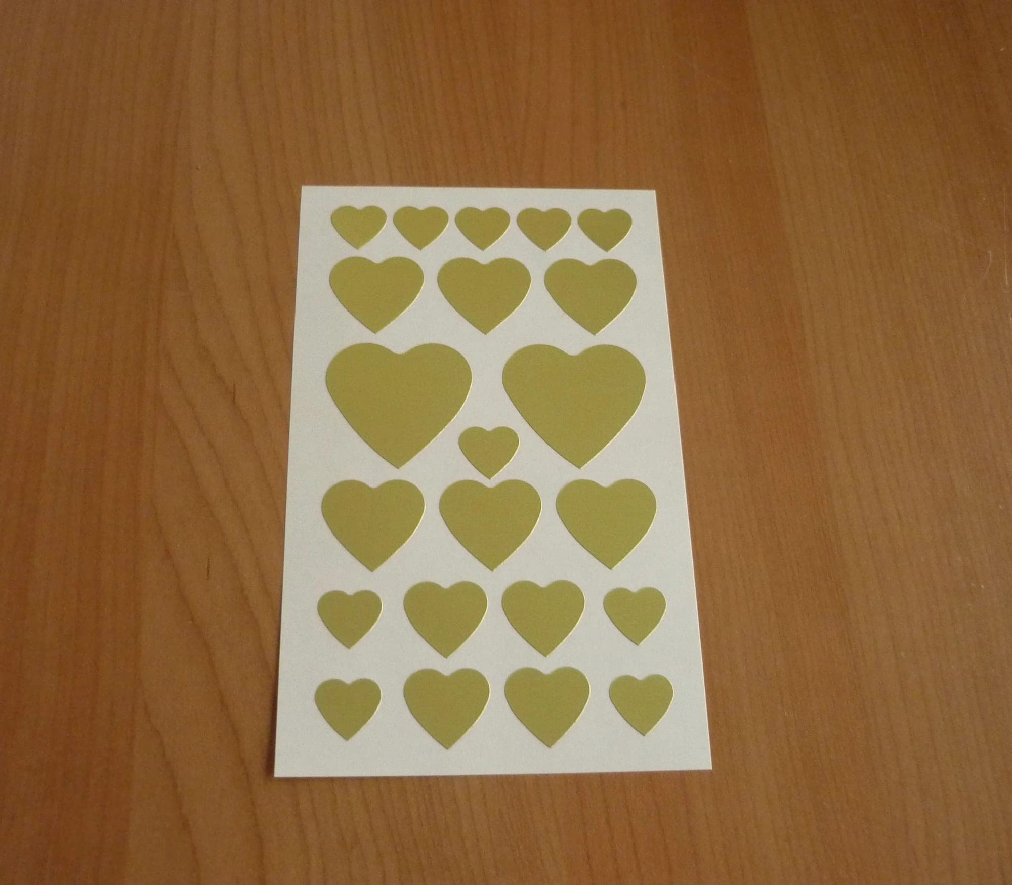 Vel van 22 goudkleurige vlakke metallic harten hart stickers