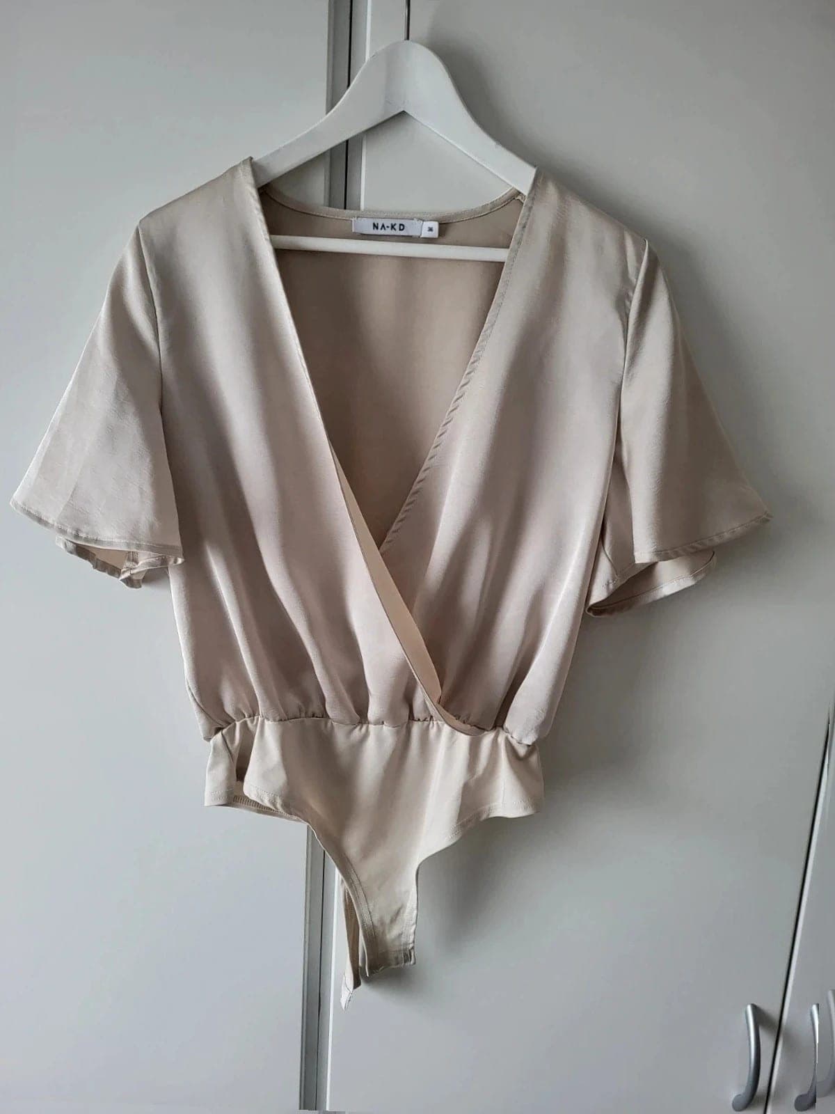 NA-KD beige satijnen body met overslag En korte Mouwen (maat S)