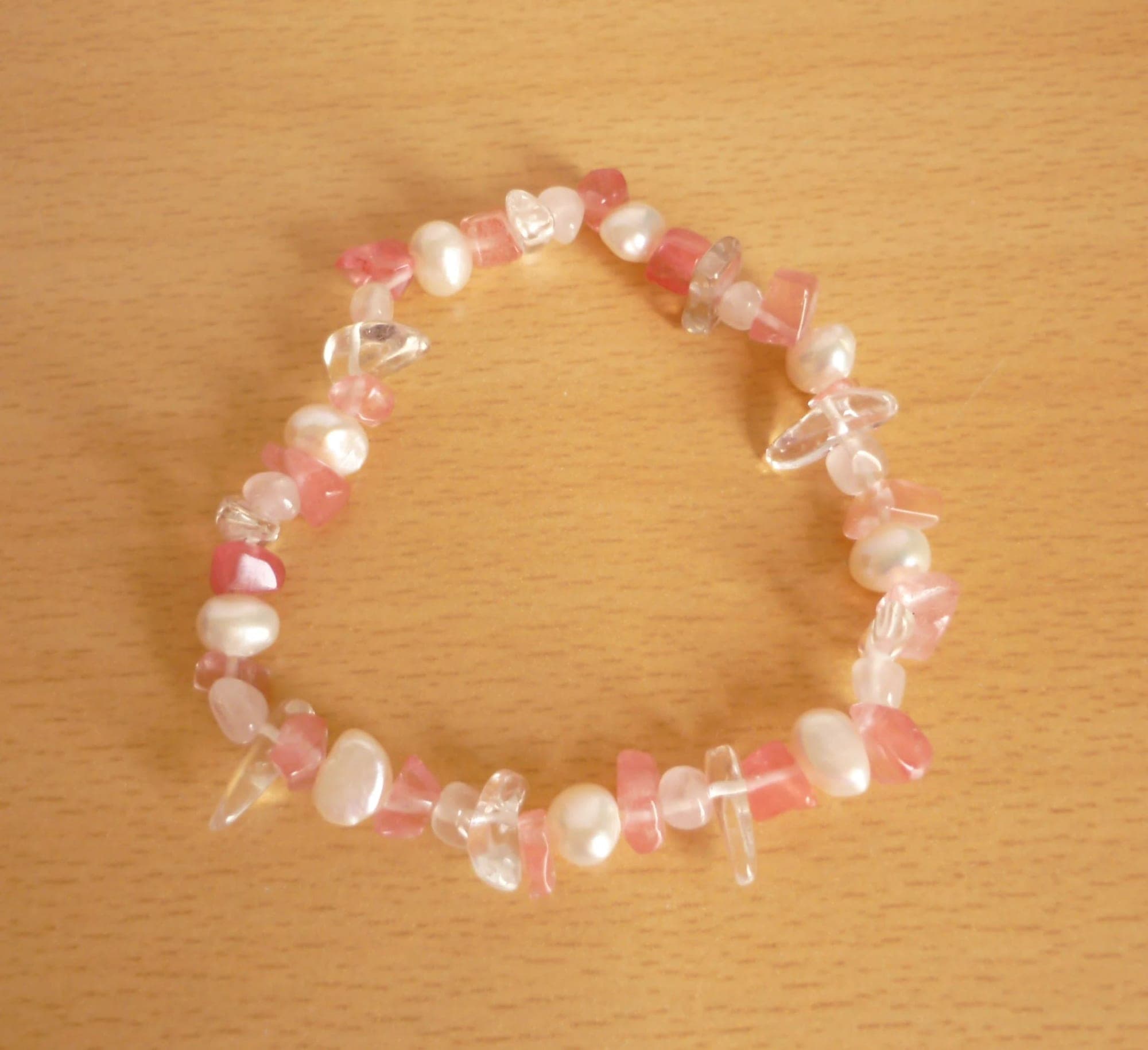 Armband met roze halfedelstenen en witte parels