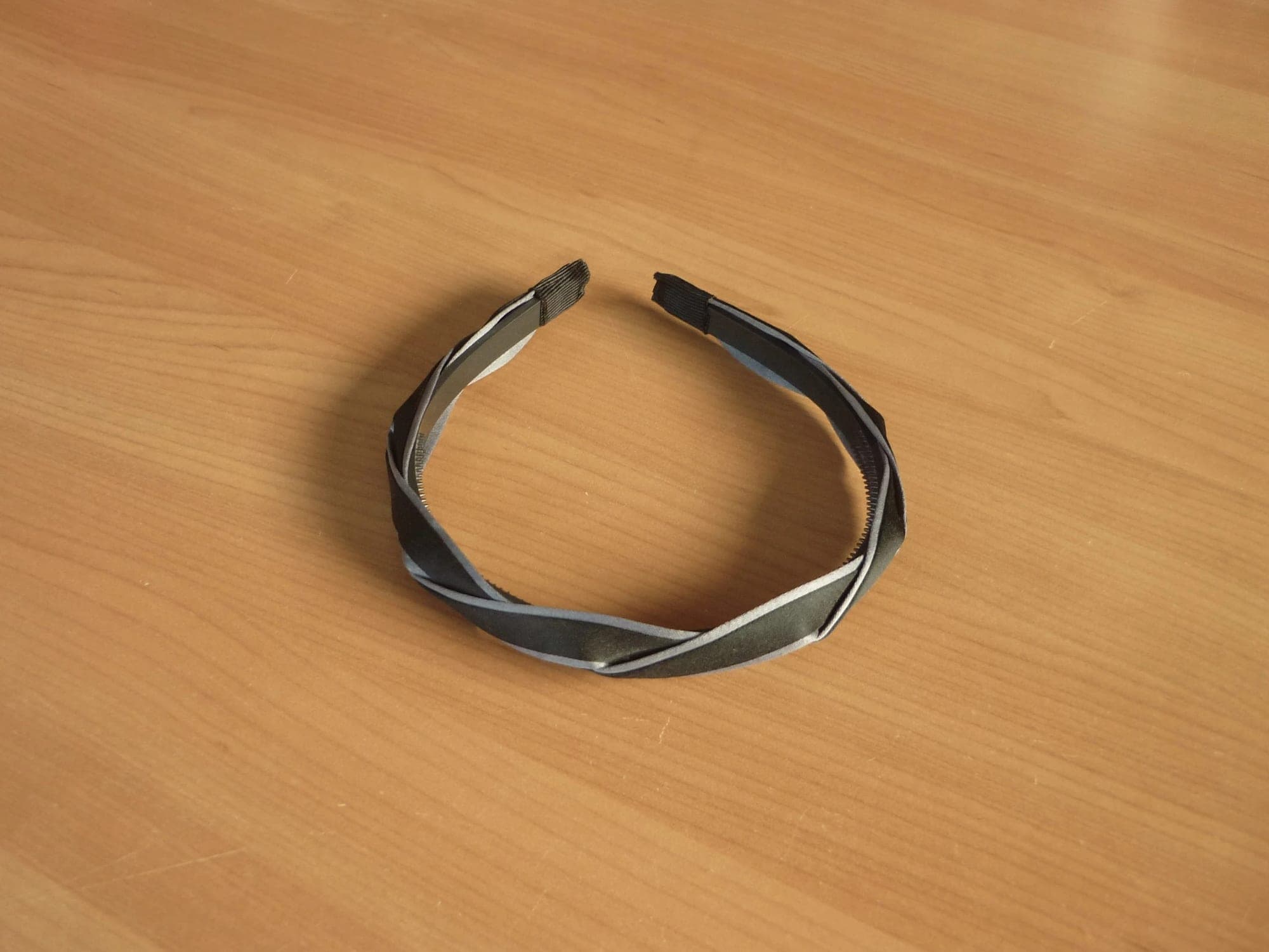 Zwart grijze satijnen gedraaide diademe haarband