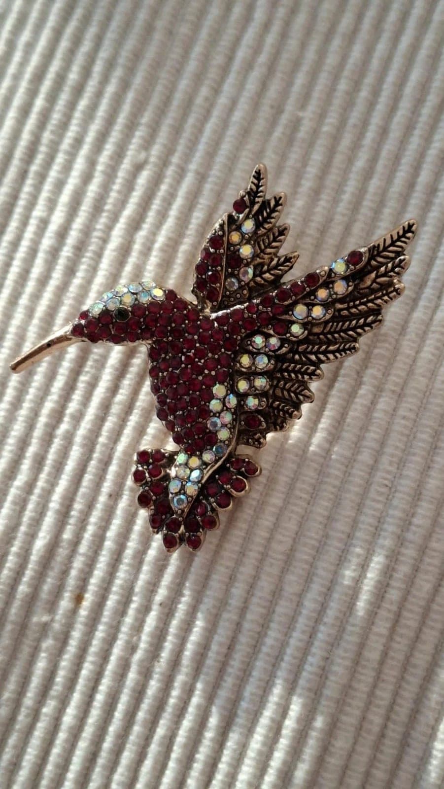 Sierlijke damesbroche kolibri bordeaux met strass