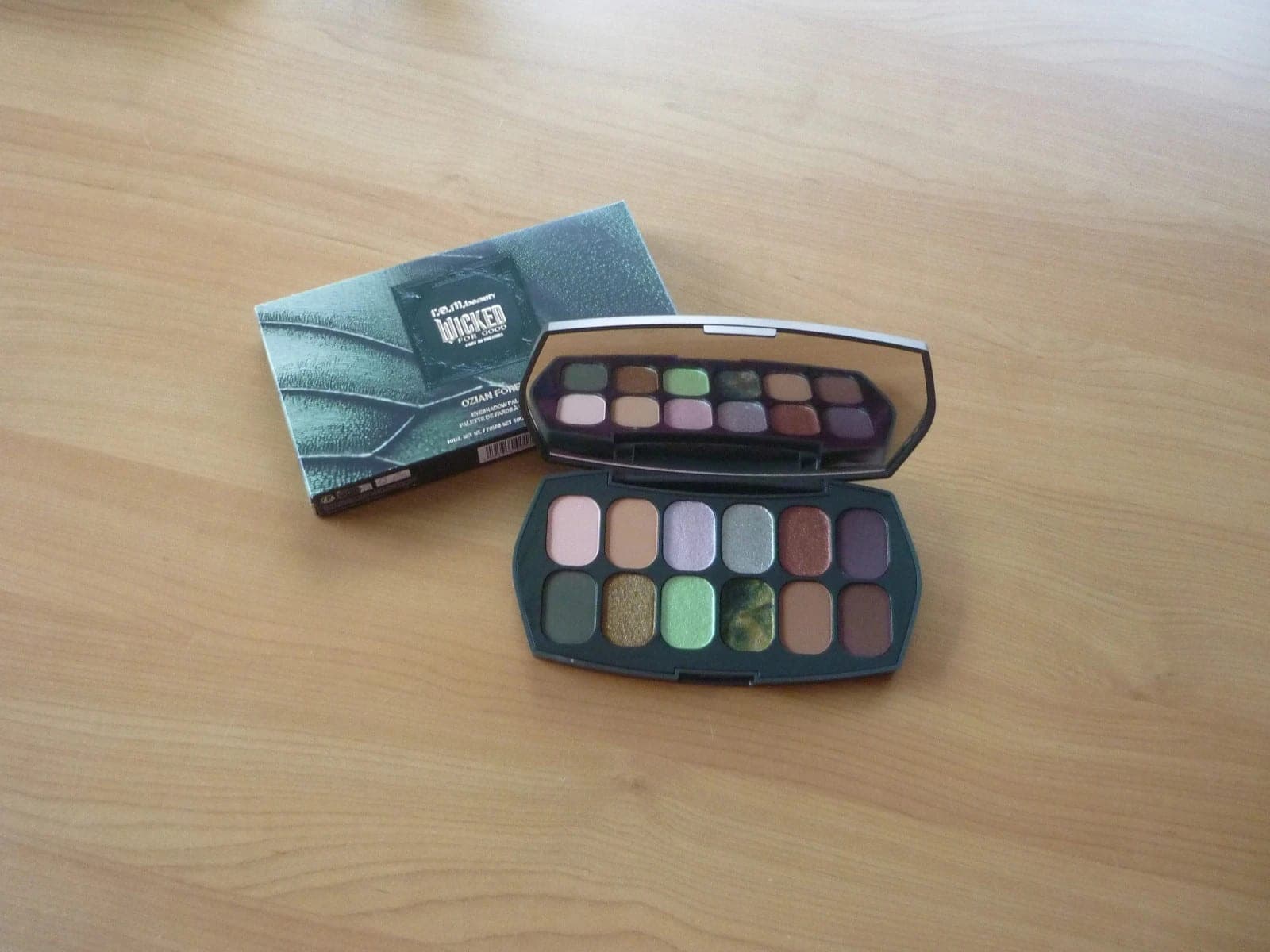 REM r.e.m. beauty x Wicked For Good Ozian Forest Eyeshadow Palette oogschaduw